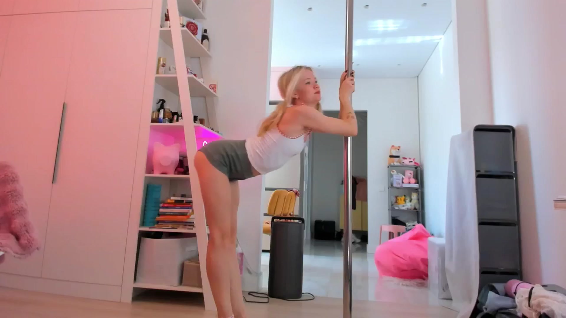 Gallery image thumbnail from Alice_Chery's myfreecams stream on, 04/27/2026, 08:14 image 8 of 20
