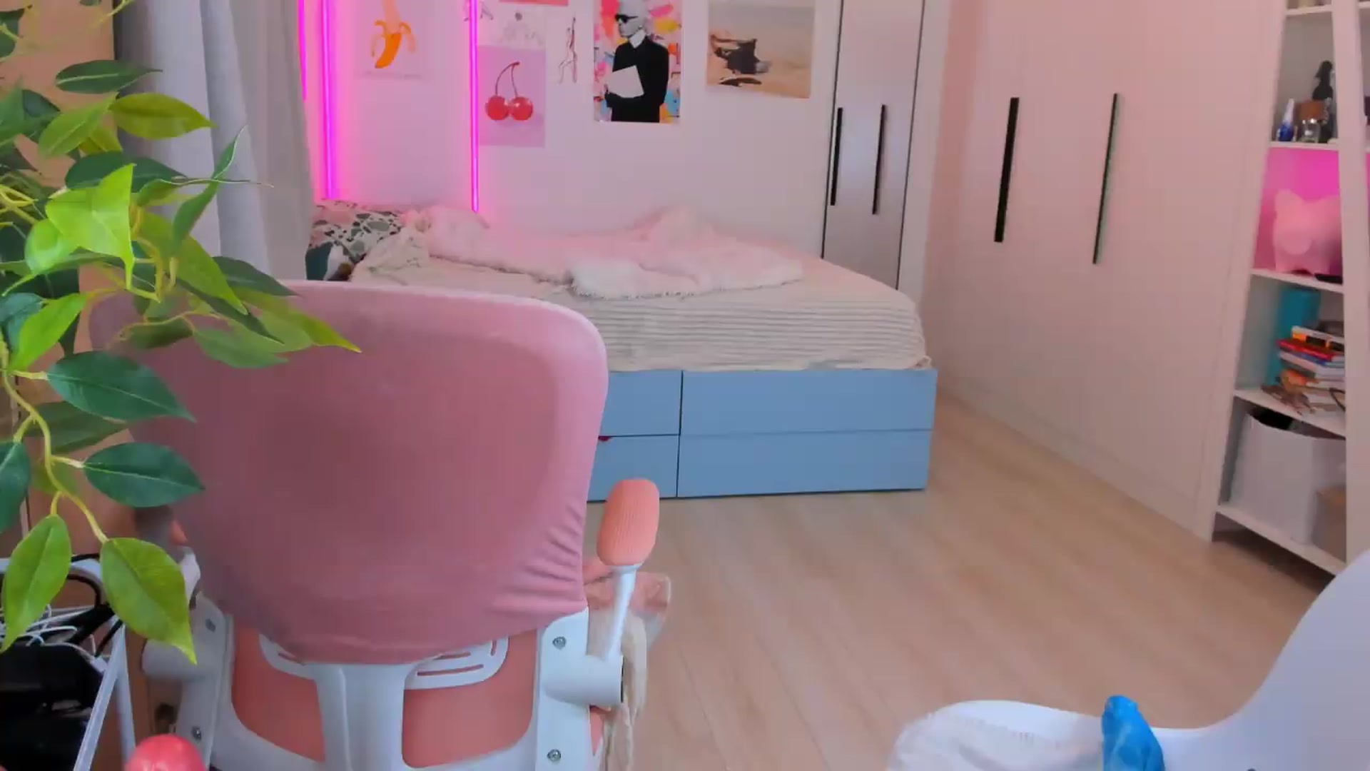 Gallery image thumbnail from Alice_Chery's myfreecams stream on, 05/04/2026, 09:45 image 11 of 20