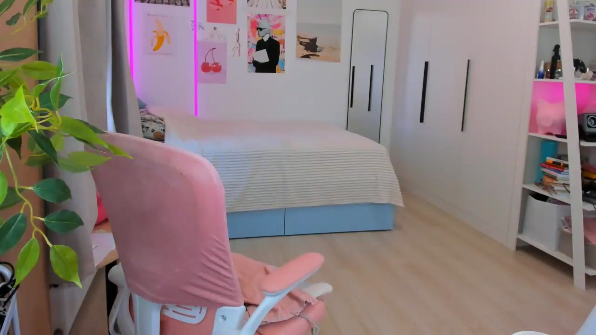 Gallery image thumbnail from Alice_Chery's myfreecams stream on, 05/06/2026, 07:01 image 19 of 20