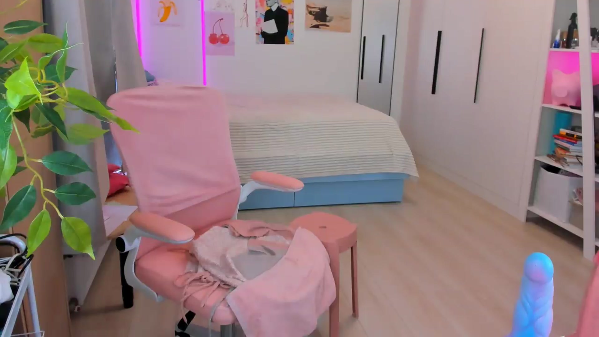 Gallery image thumbnail from Alice_Chery's myfreecams stream on, 05/06/2026, 09:59 image 10 of 20