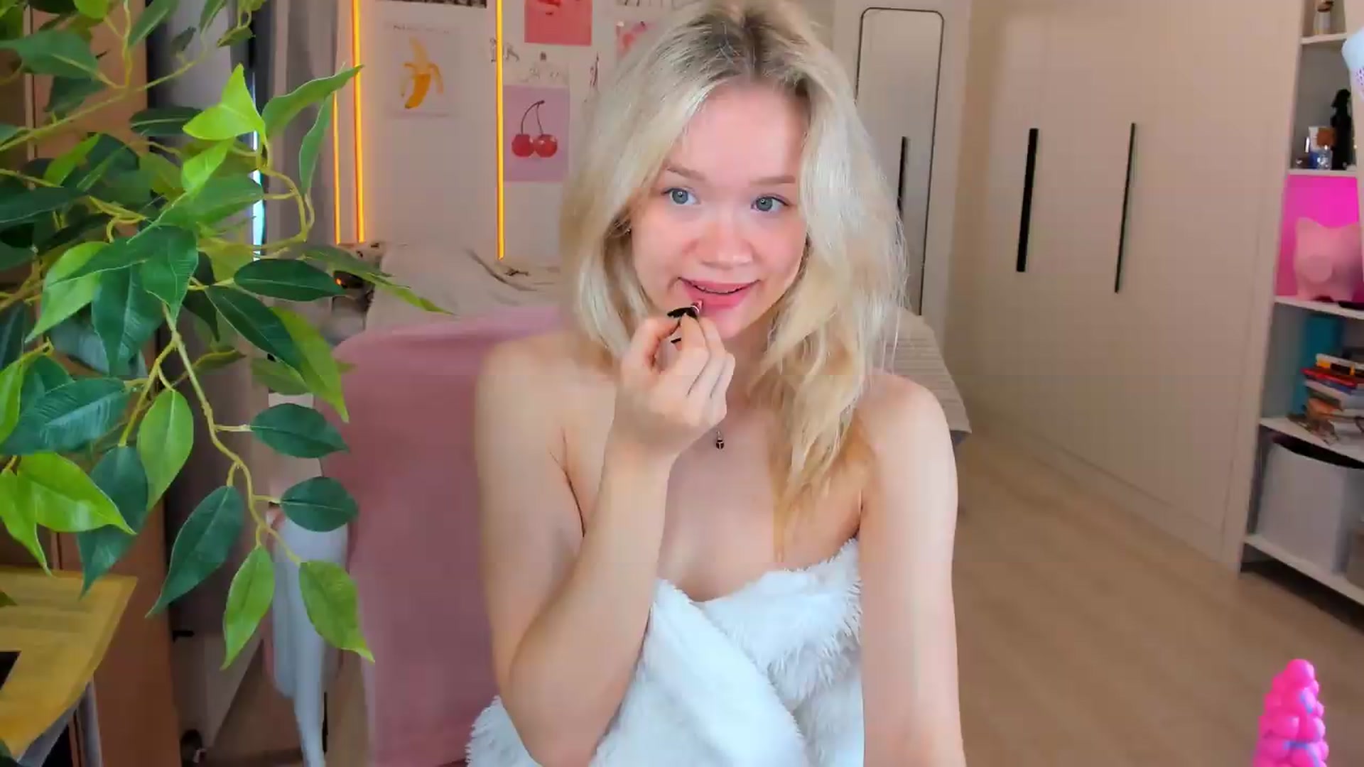 Gallery image thumbnail from Alice_Chery's myfreecams stream on, 05/15/2026, 05:20 image 11 of 20
