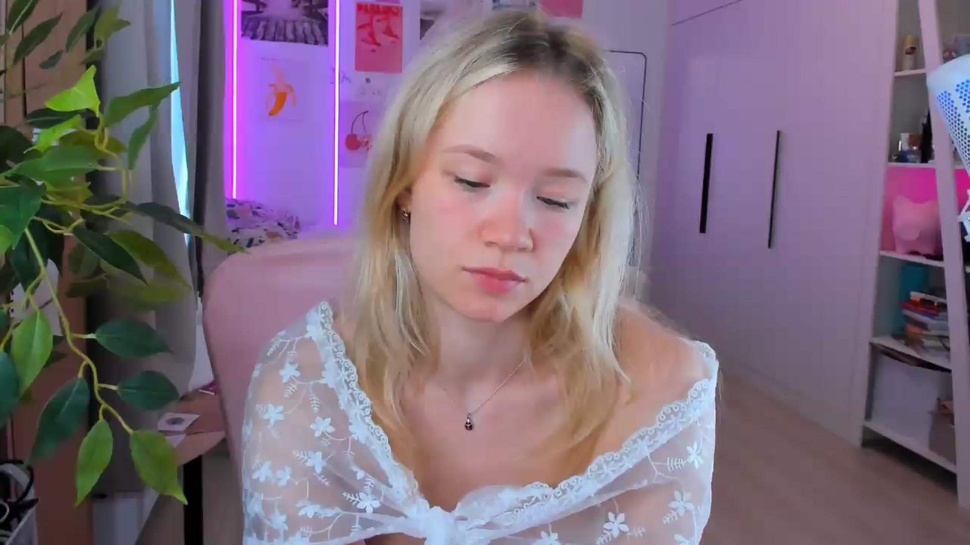 Gallery image thumbnail from Alice_Chery's myfreecams stream on, 05/17/2026, 07:35 image 16 of 20
