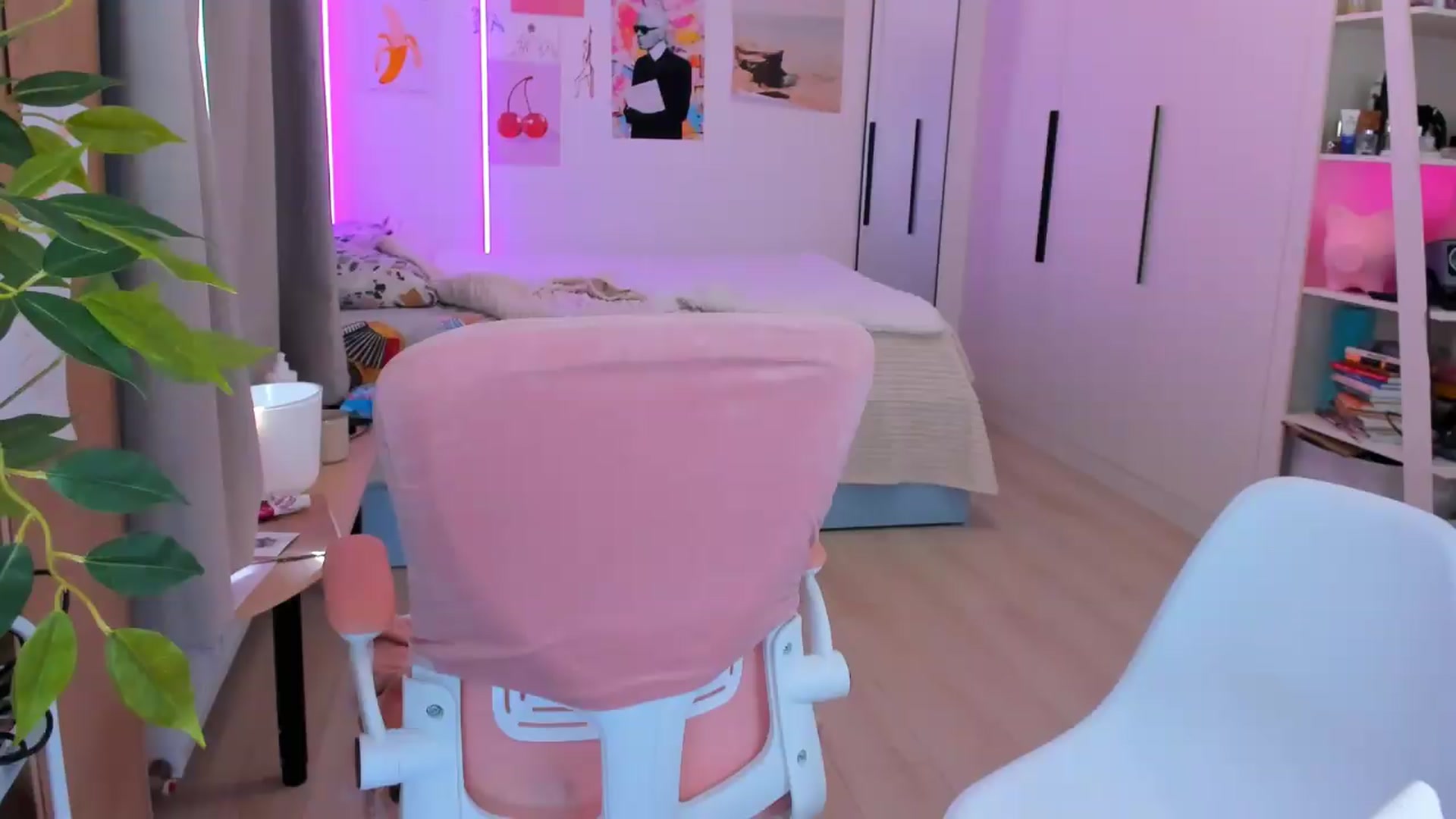 Gallery image thumbnail from Alice_Chery's myfreecams stream on, 05/18/2026, 08:17 image 11 of 20