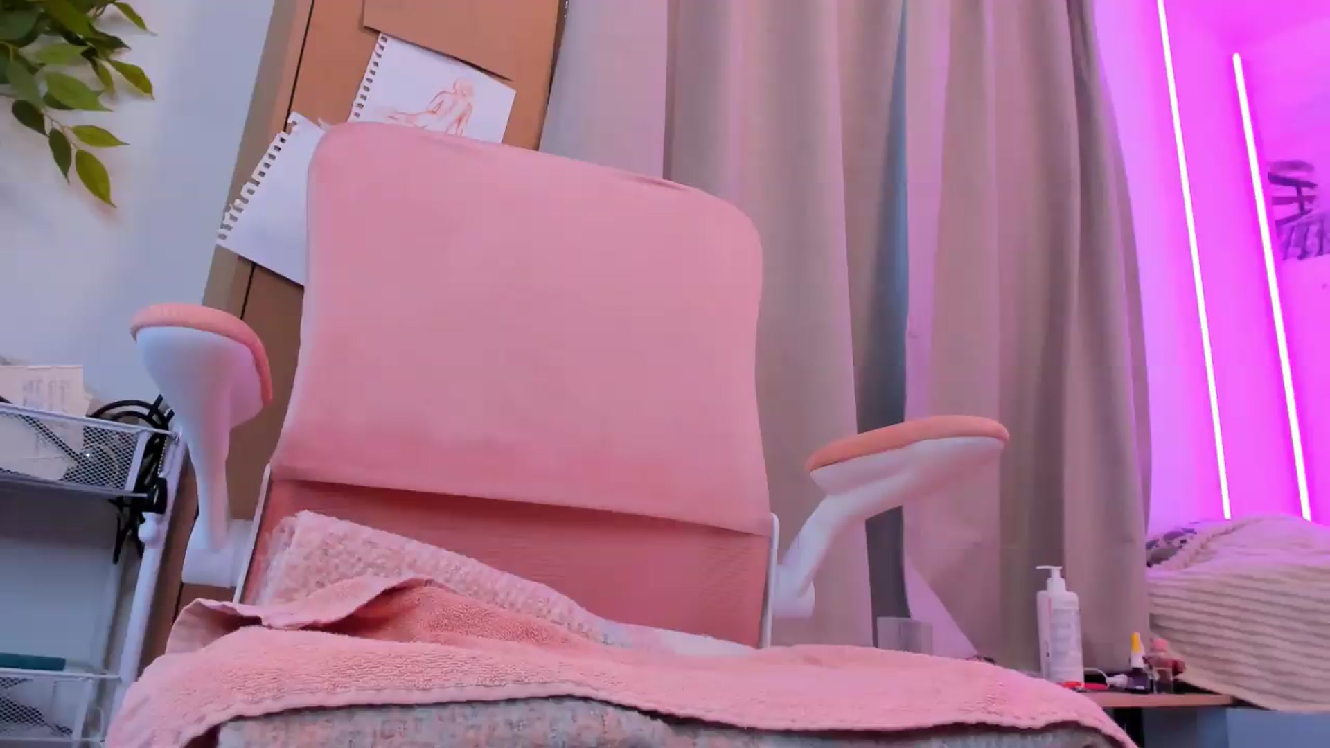 Gallery image thumbnail from Alice_Chery's myfreecams stream on, 05/28/2026, 07:25 image 3 of 20