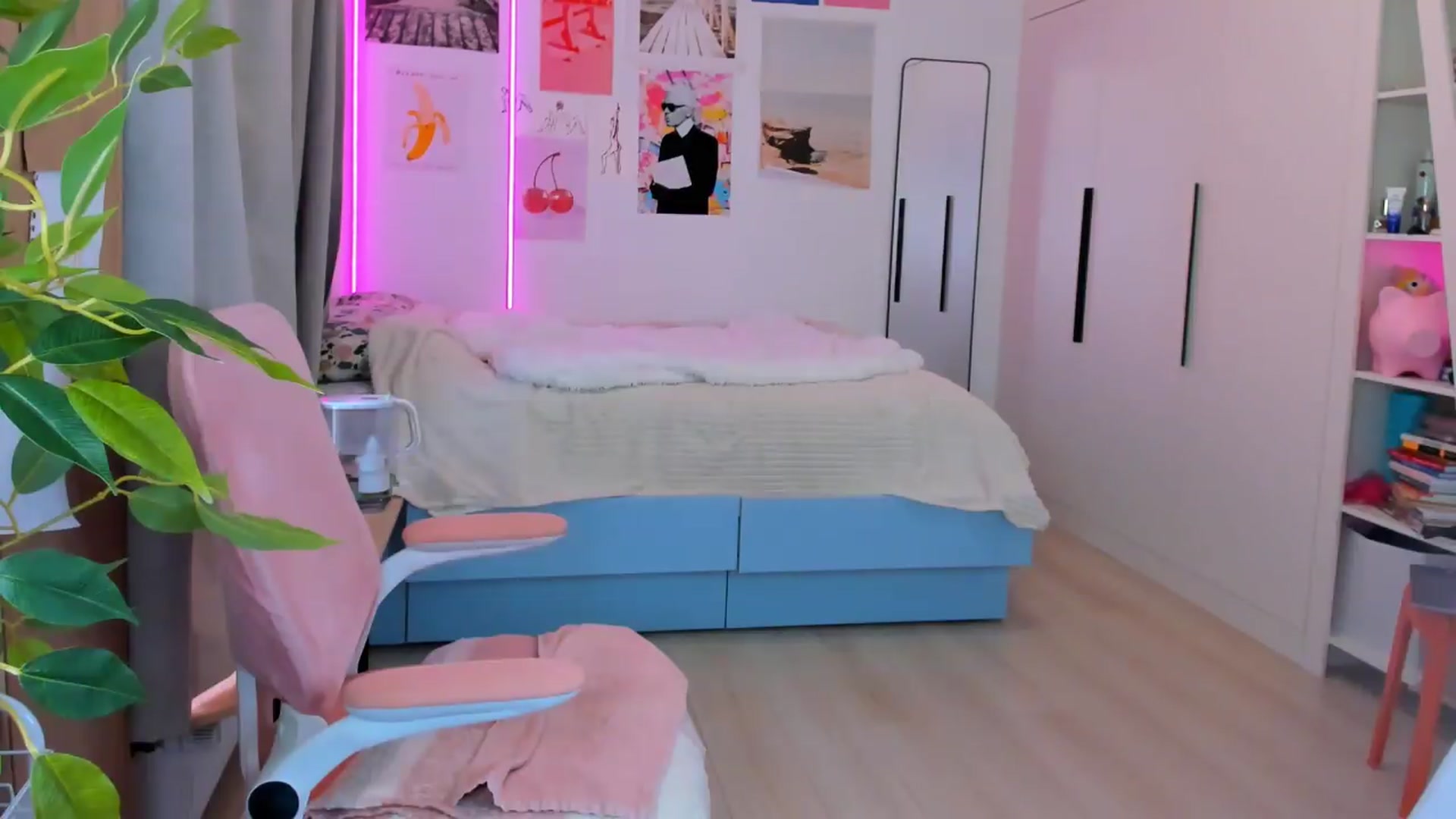 Gallery image thumbnail from Alice_Chery's myfreecams stream on, 06/11/2026, 07:30 image 16 of 20
