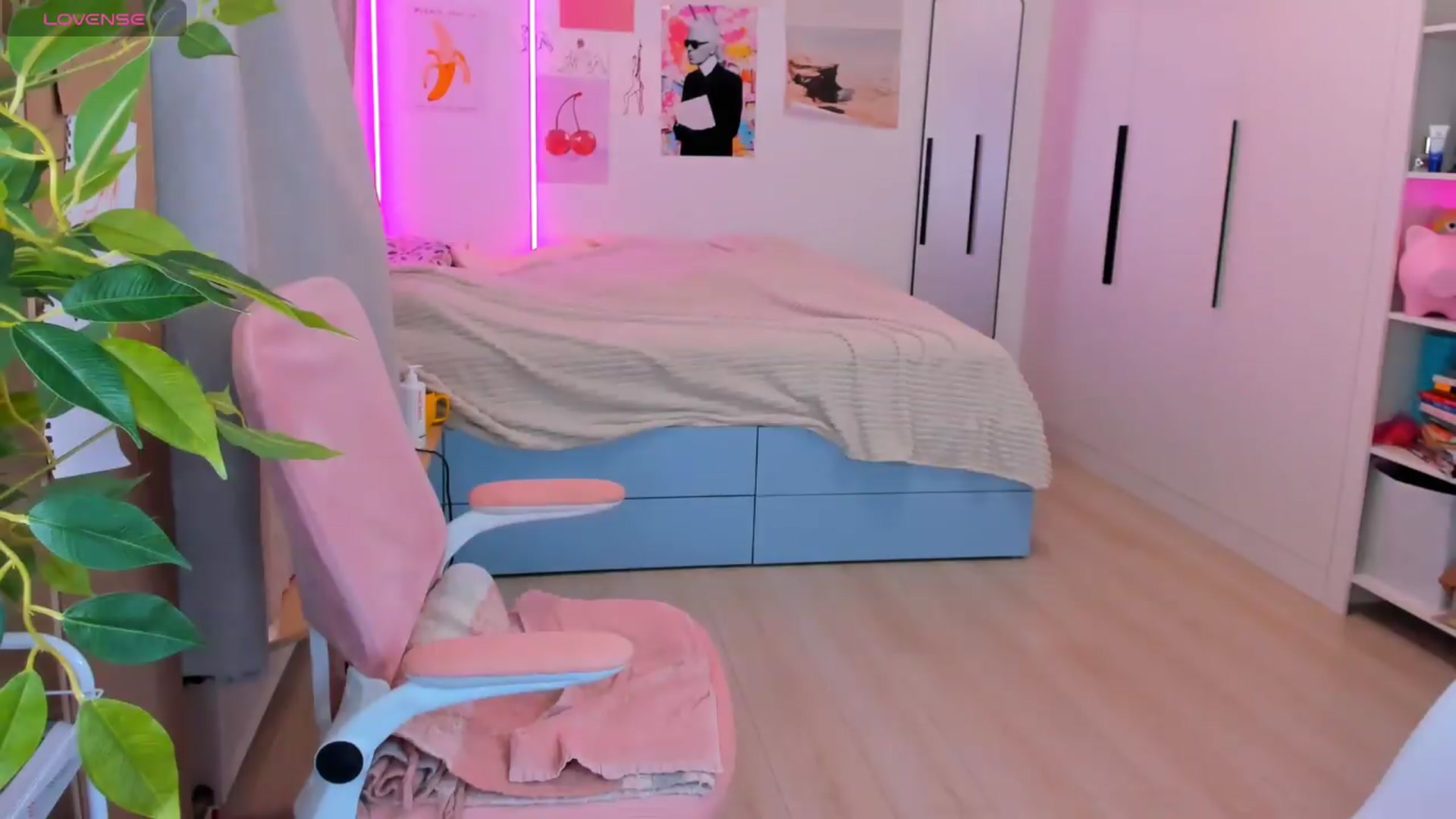 Gallery image thumbnail from Alice_Chery's myfreecams stream on, 06/15/2026, 07:38 image 9 of 20