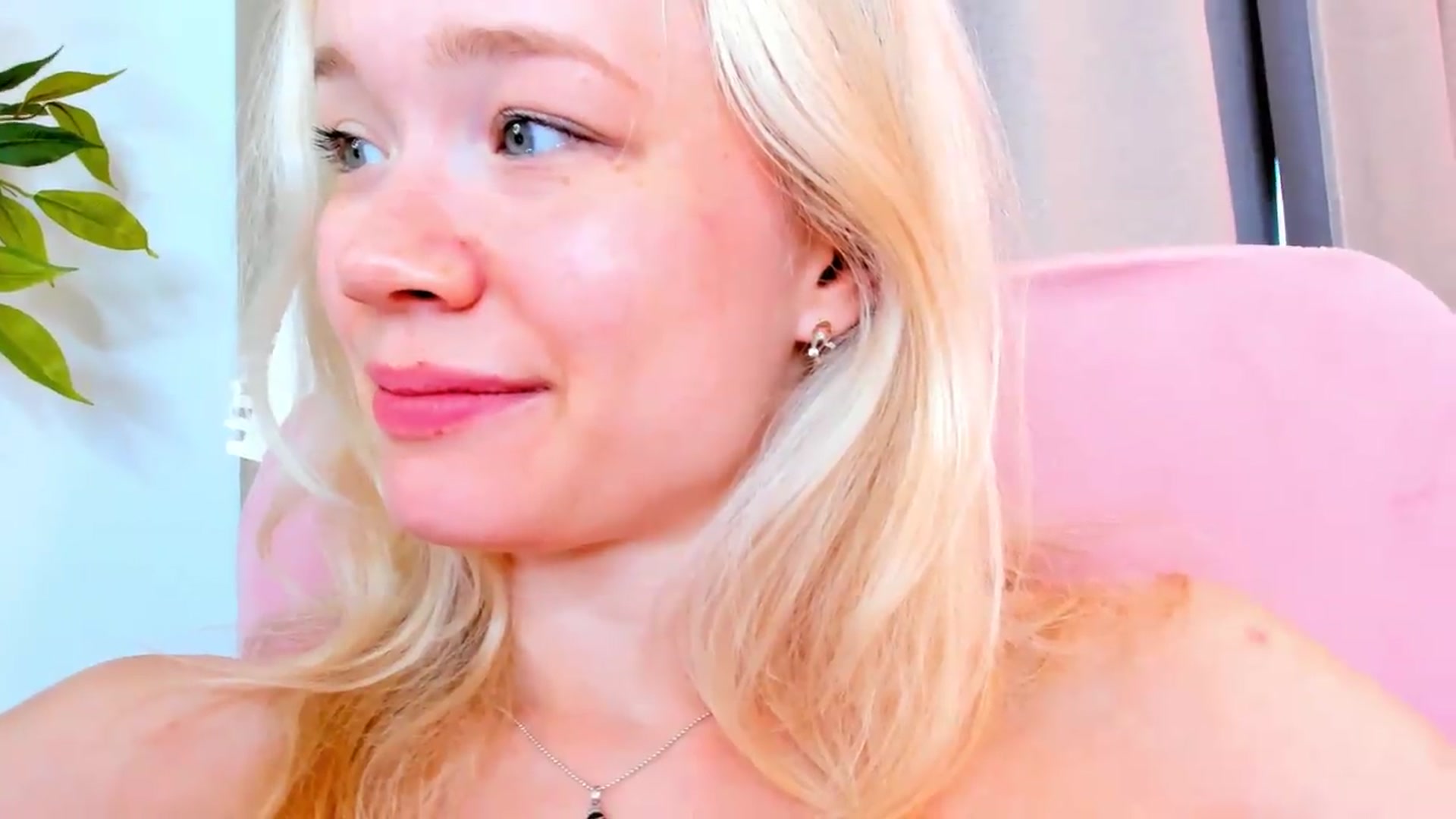 Gallery image thumbnail from Alice_Chery's myfreecams stream on, 06/19/2026, 08:40 image 16 of 20