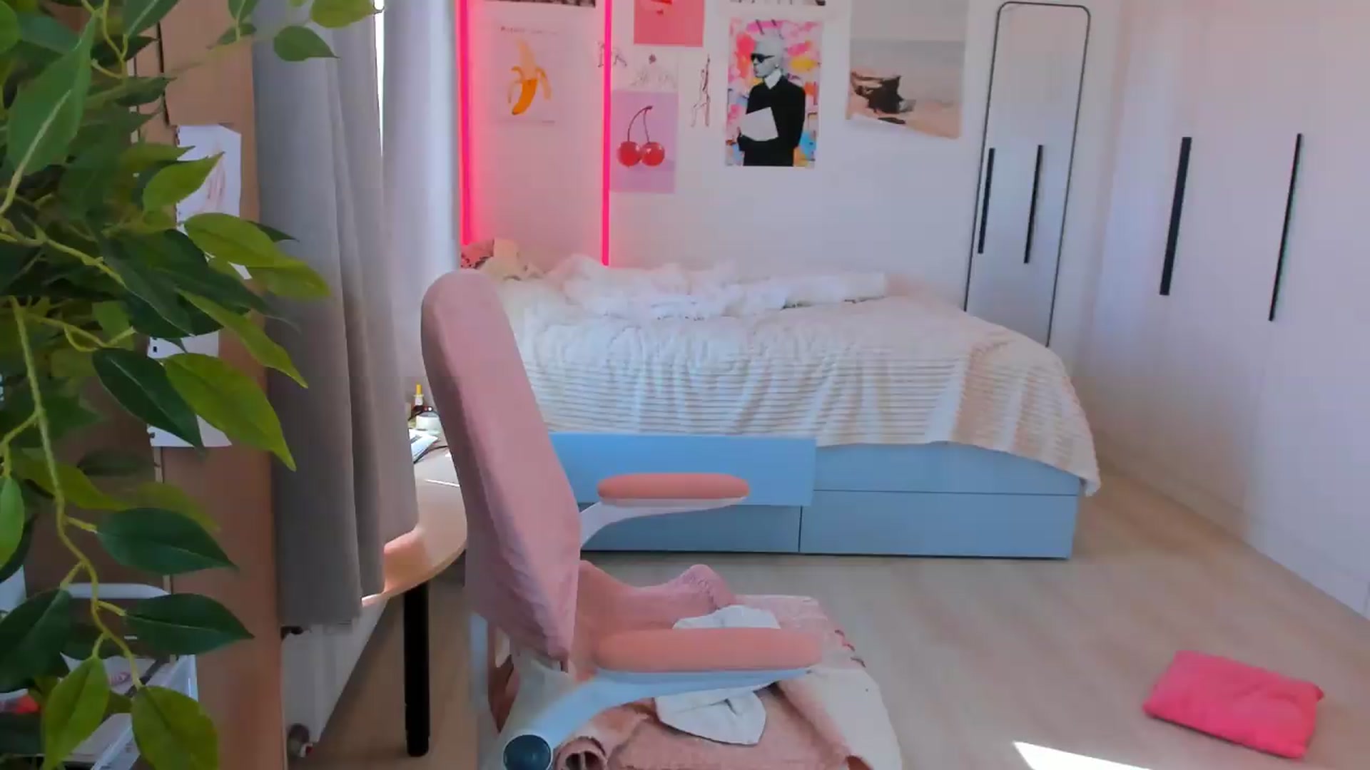 Gallery image thumbnail from Alice_Chery's myfreecams stream on, 06/20/2026, 07:57 image 1 of 20