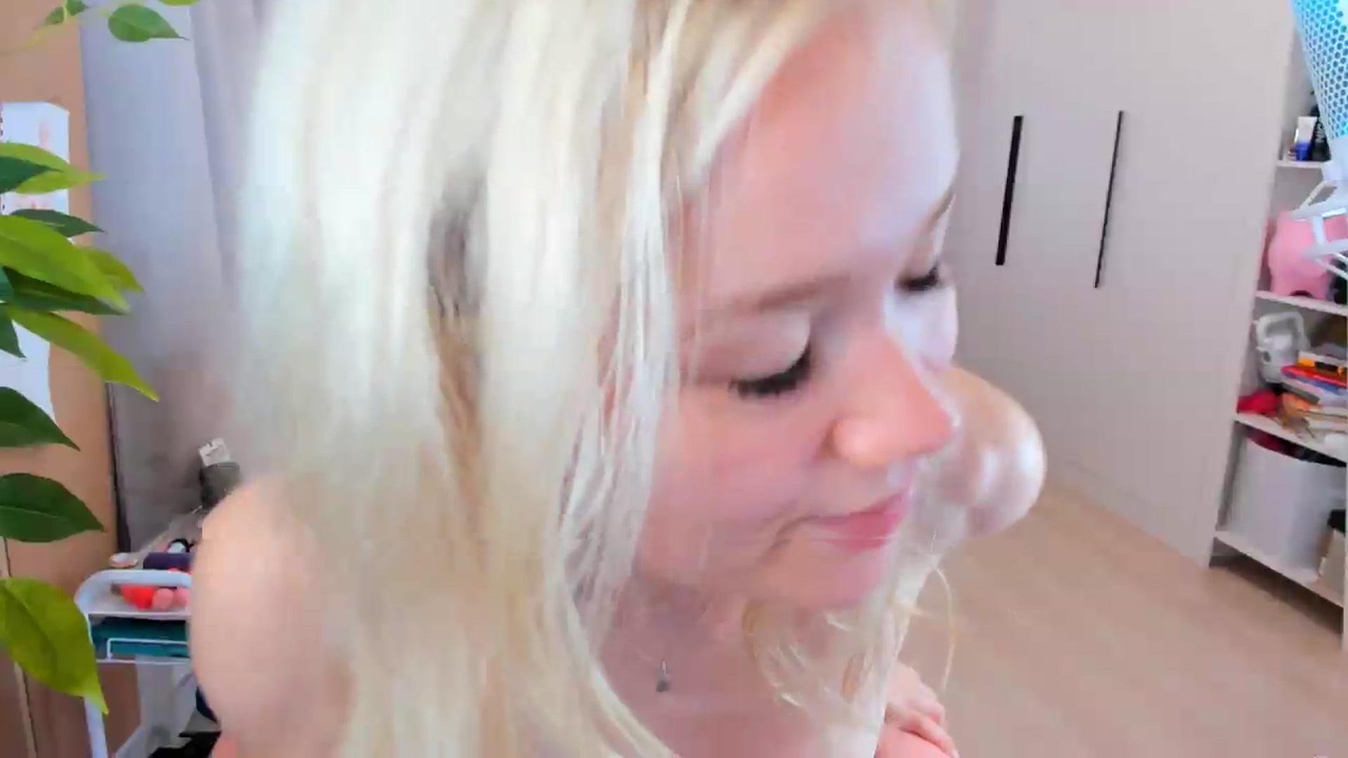 Gallery image thumbnail from Alice_Chery's myfreecams stream on, 06/26/2026, 09:33 image 18 of 20