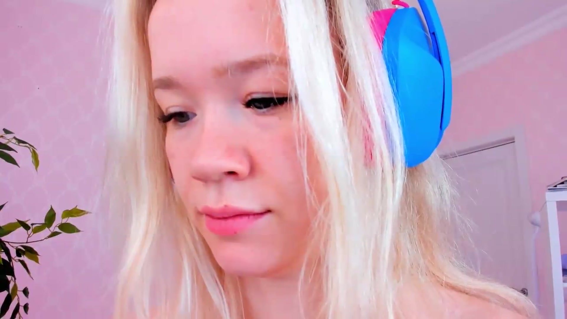 Gallery image thumbnail from Alice_Chery's myfreecams stream on, 07/10/2026, 08:21 image 10 of 20