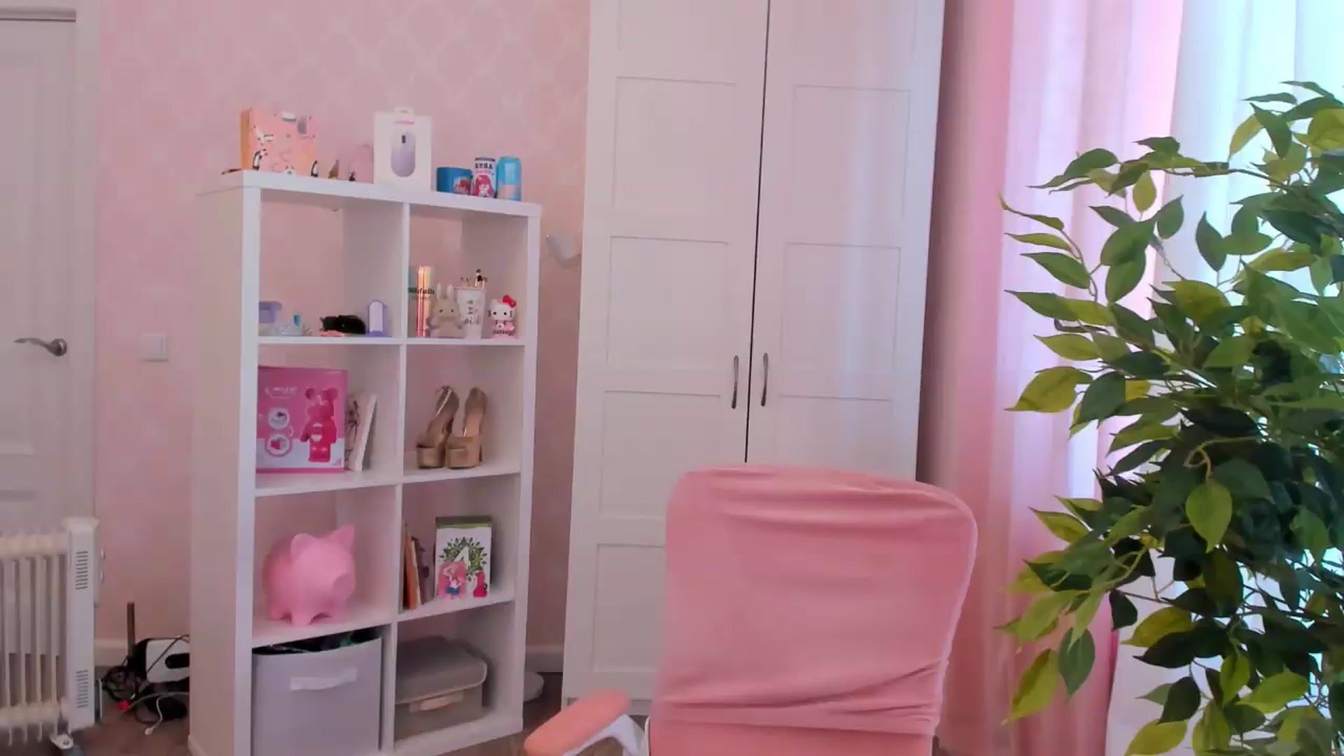 Gallery image thumbnail from Alice_Chery's myfreecams stream on, 08/20/2026, 07:45 image 16 of 20