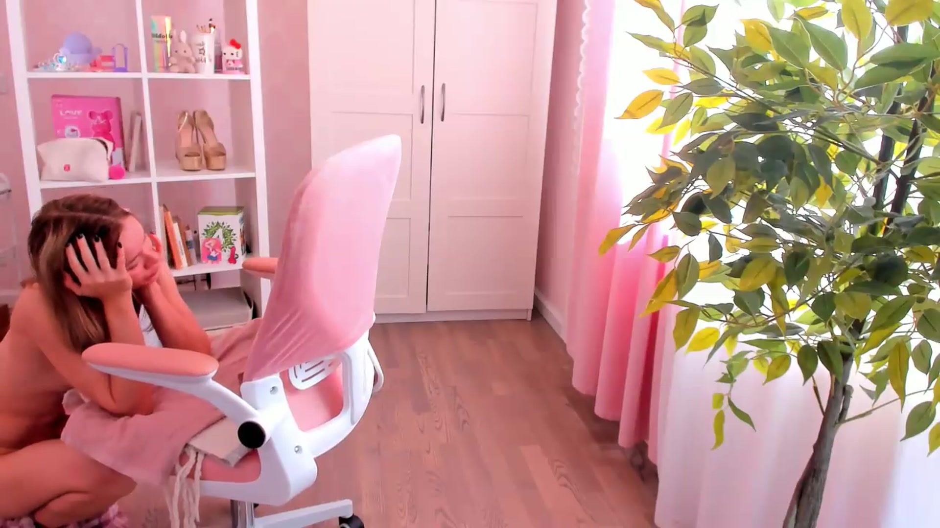 Gallery image thumbnail from Alice_Chery's myfreecams stream on, 09/07/2026, 09:38 image 15 of 20