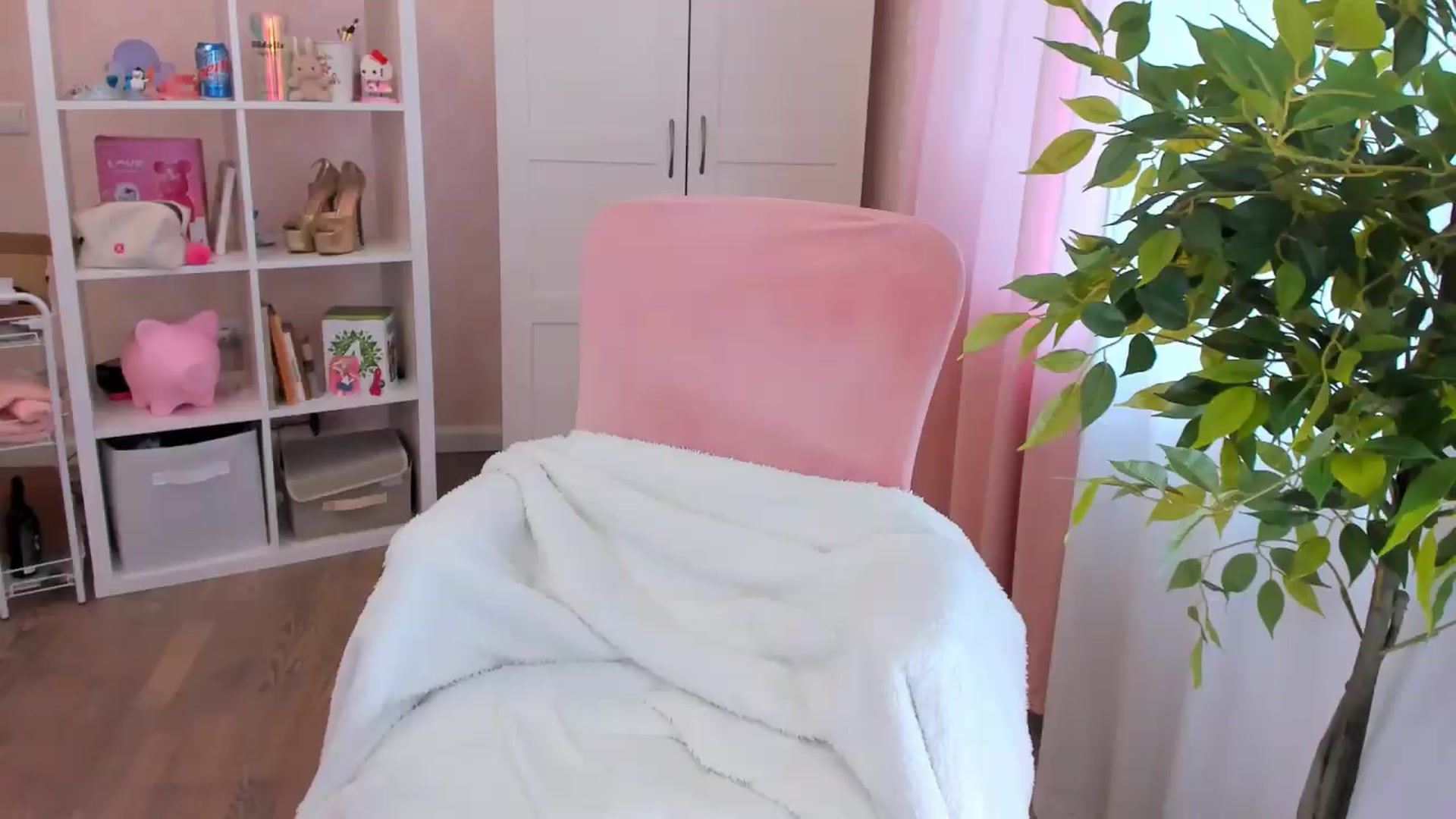 Gallery image thumbnail from Alice_Chery's myfreecams stream on, 09/12/2026, 06:17 image 12 of 20