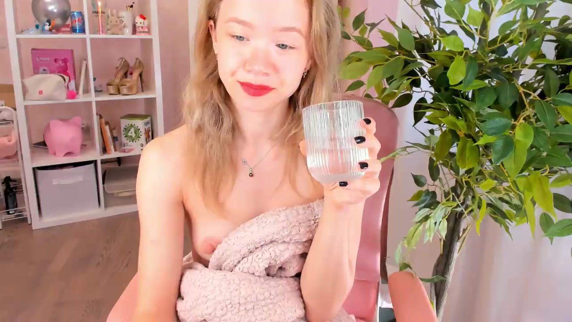 Gallery image thumbnail from Alice_Chery's myfreecams stream on, 09/15/2026, 04:56 image 4 of 20