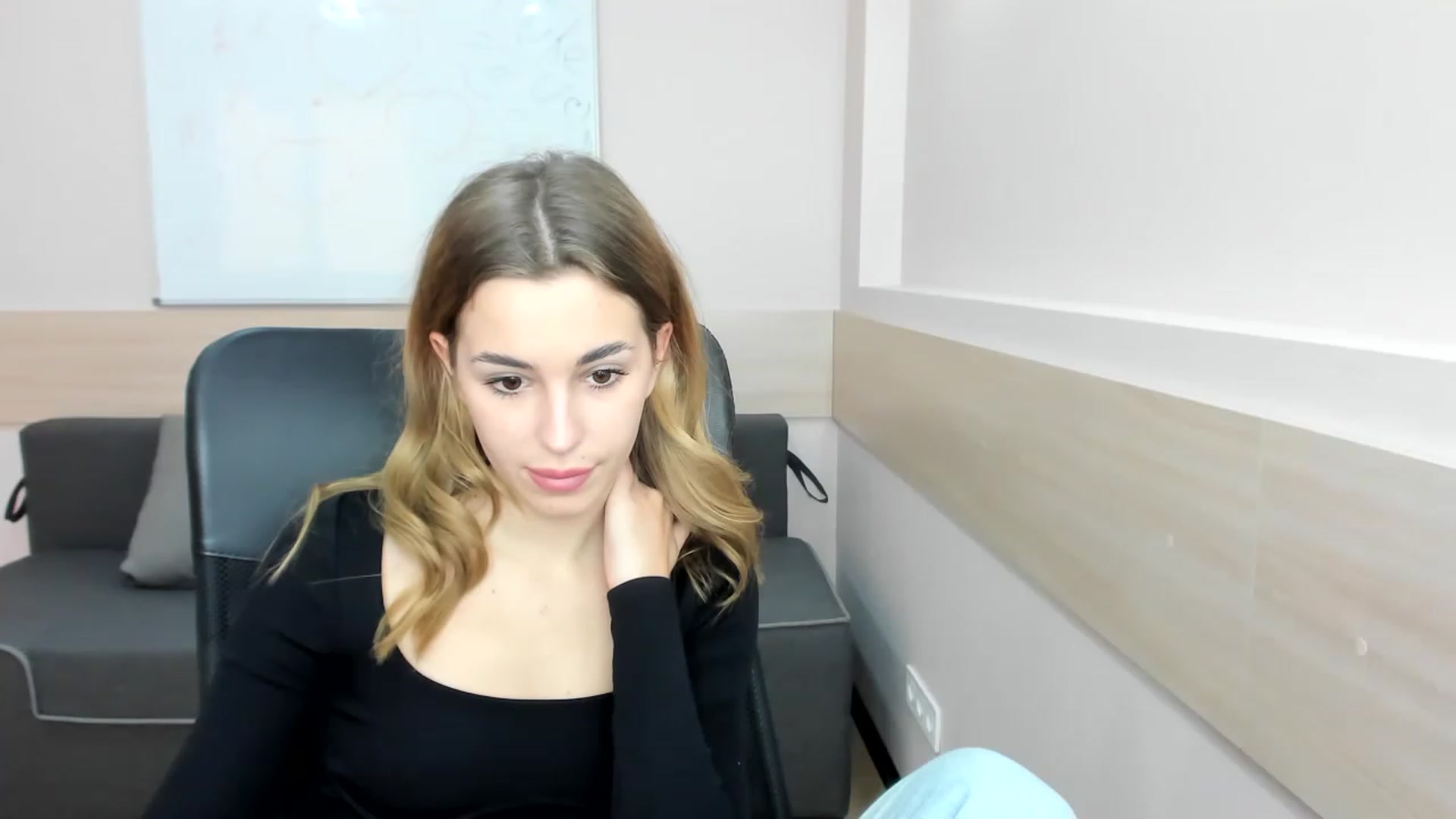 Gallery image thumbnail from Alice_Graysi's myfreecams stream on, 02/13/2023, 15:06 image 17 of 20