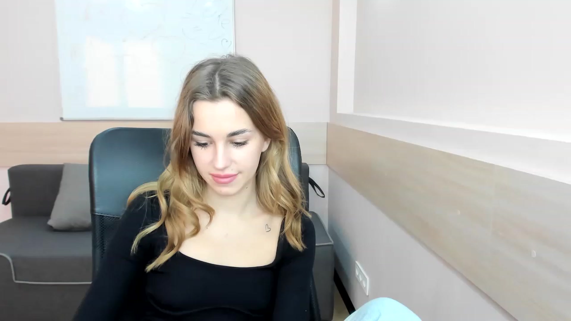 Gallery image thumbnail from Alice_Graysi's myfreecams stream on, 02/13/2023, 15:06 image 8 of 20