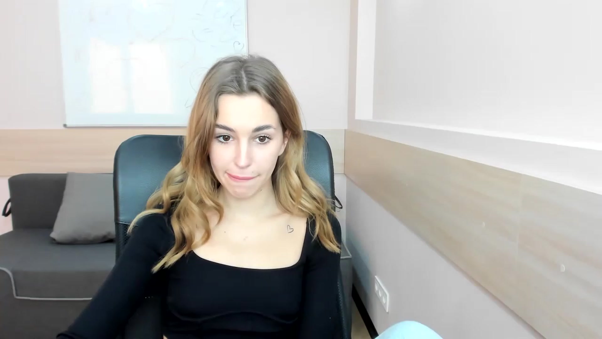 Gallery image thumbnail from Alice_Graysi's myfreecams stream on, 02/13/2023, 15:06 image 6 of 20