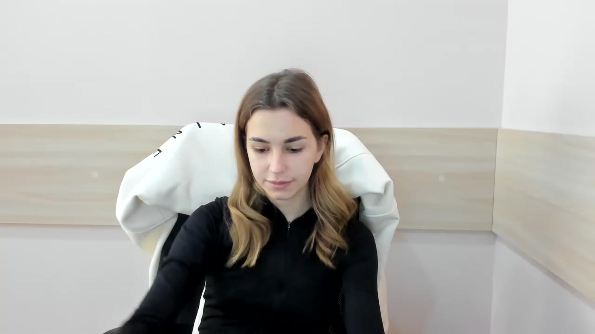 Gallery image thumbnail from Alice_Graysi's myfreecams stream on, 02/14/2023, 09:51 image 17 of 20