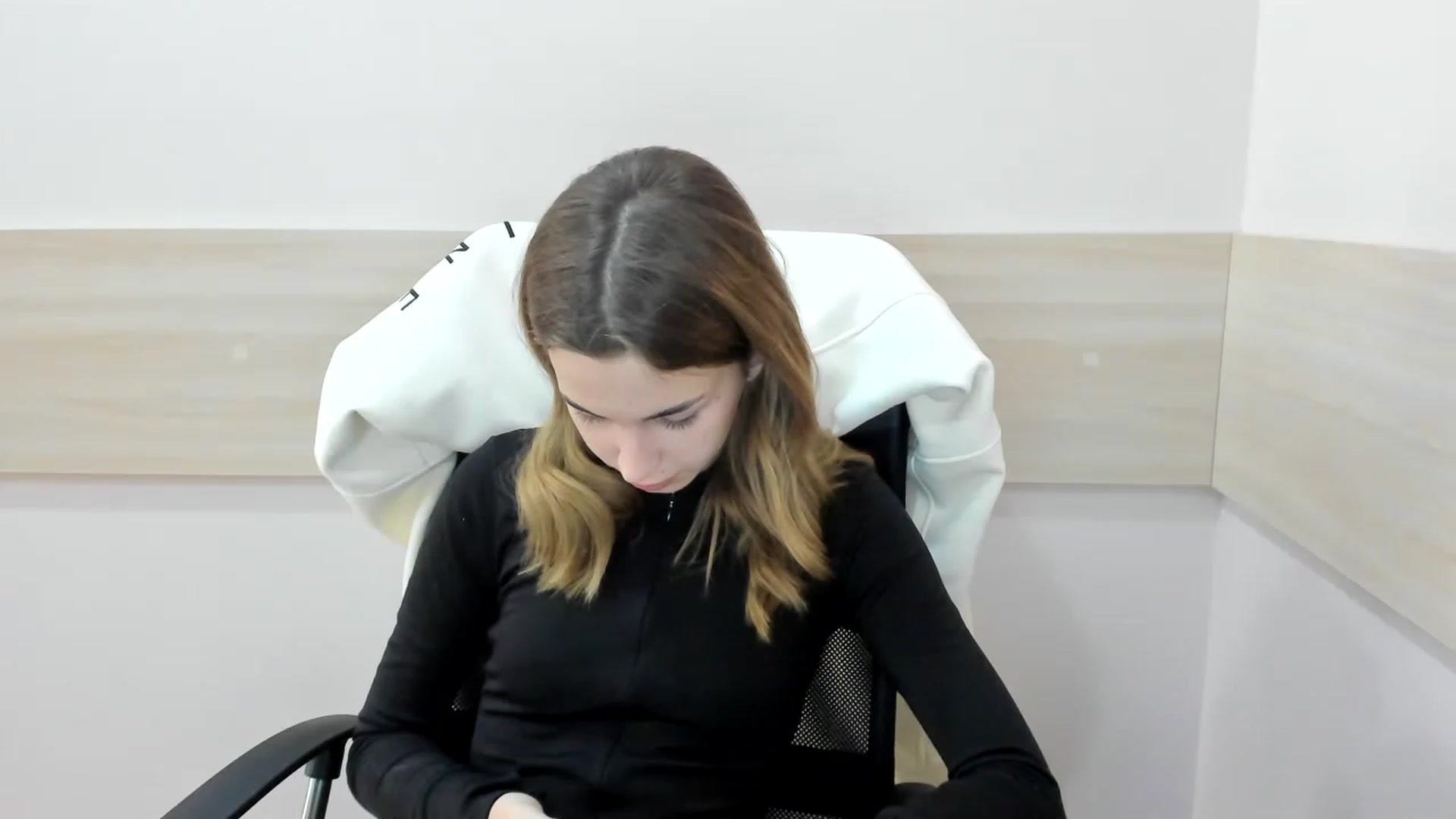 Gallery image thumbnail from Alice_Graysi's myfreecams stream on, 02/14/2023, 10:39 image 2 of 20