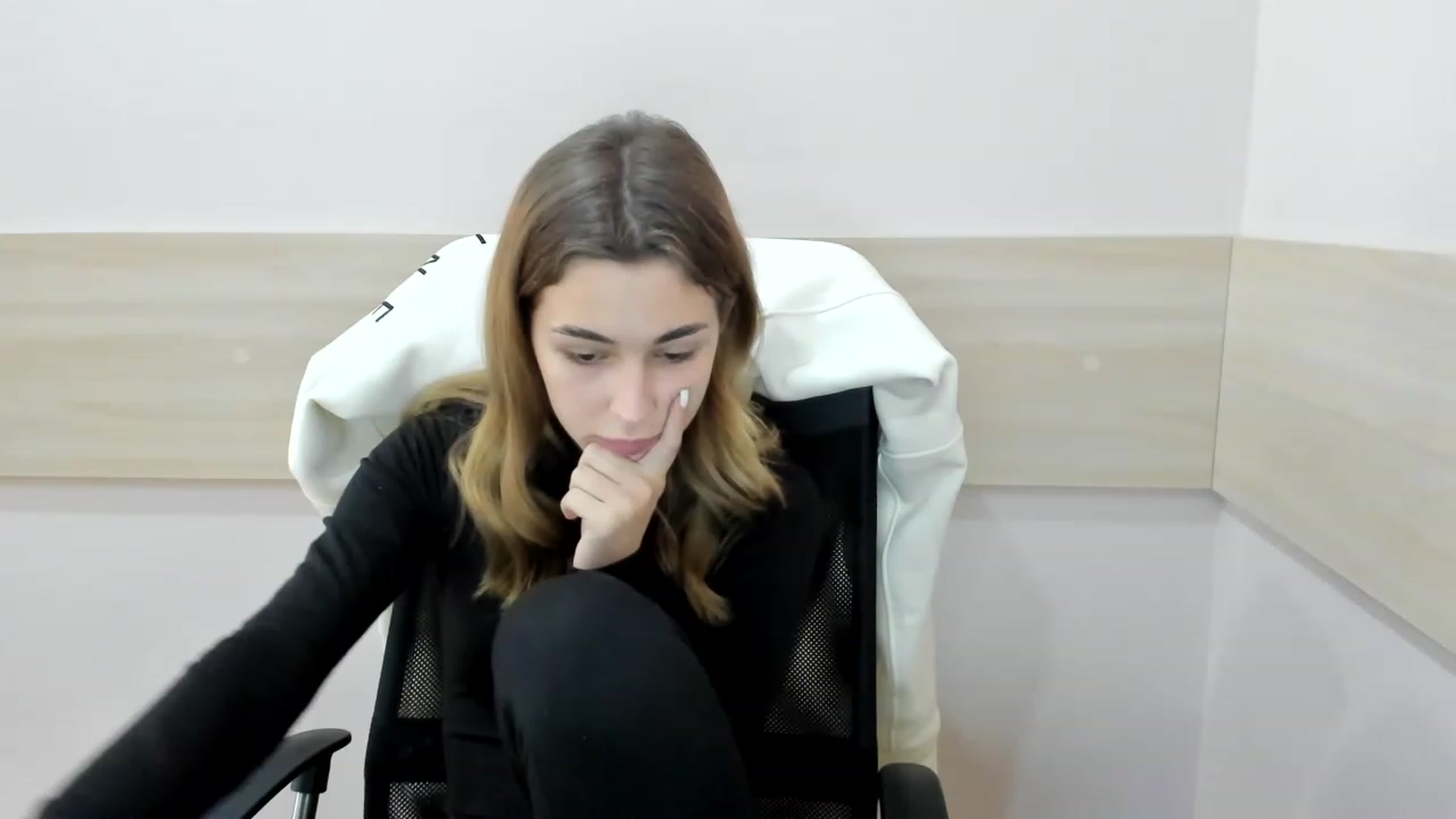 Gallery image thumbnail from Alice_Graysi's myfreecams stream on, 02/14/2023, 10:39 image 13 of 20