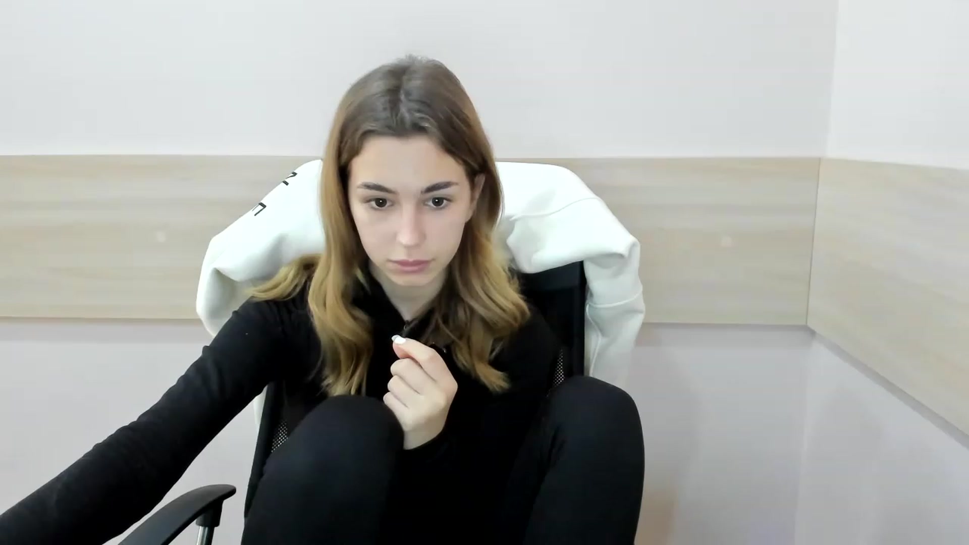 Gallery image thumbnail from Alice_Graysi's myfreecams stream on, 02/14/2023, 10:39 image 15 of 20
