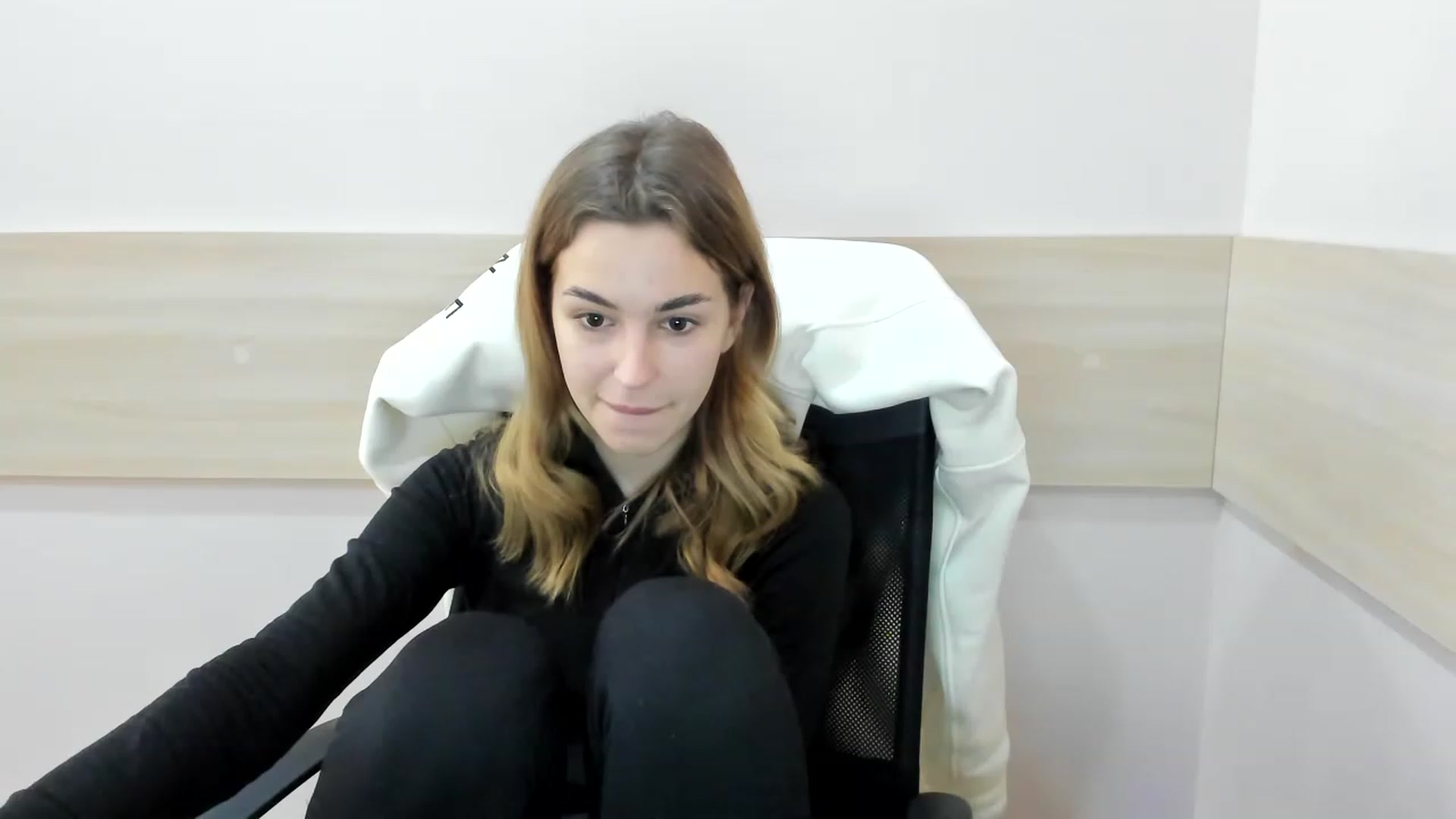 Gallery image thumbnail from Alice_Graysi's myfreecams stream on, 02/14/2023, 10:39 image 18 of 20