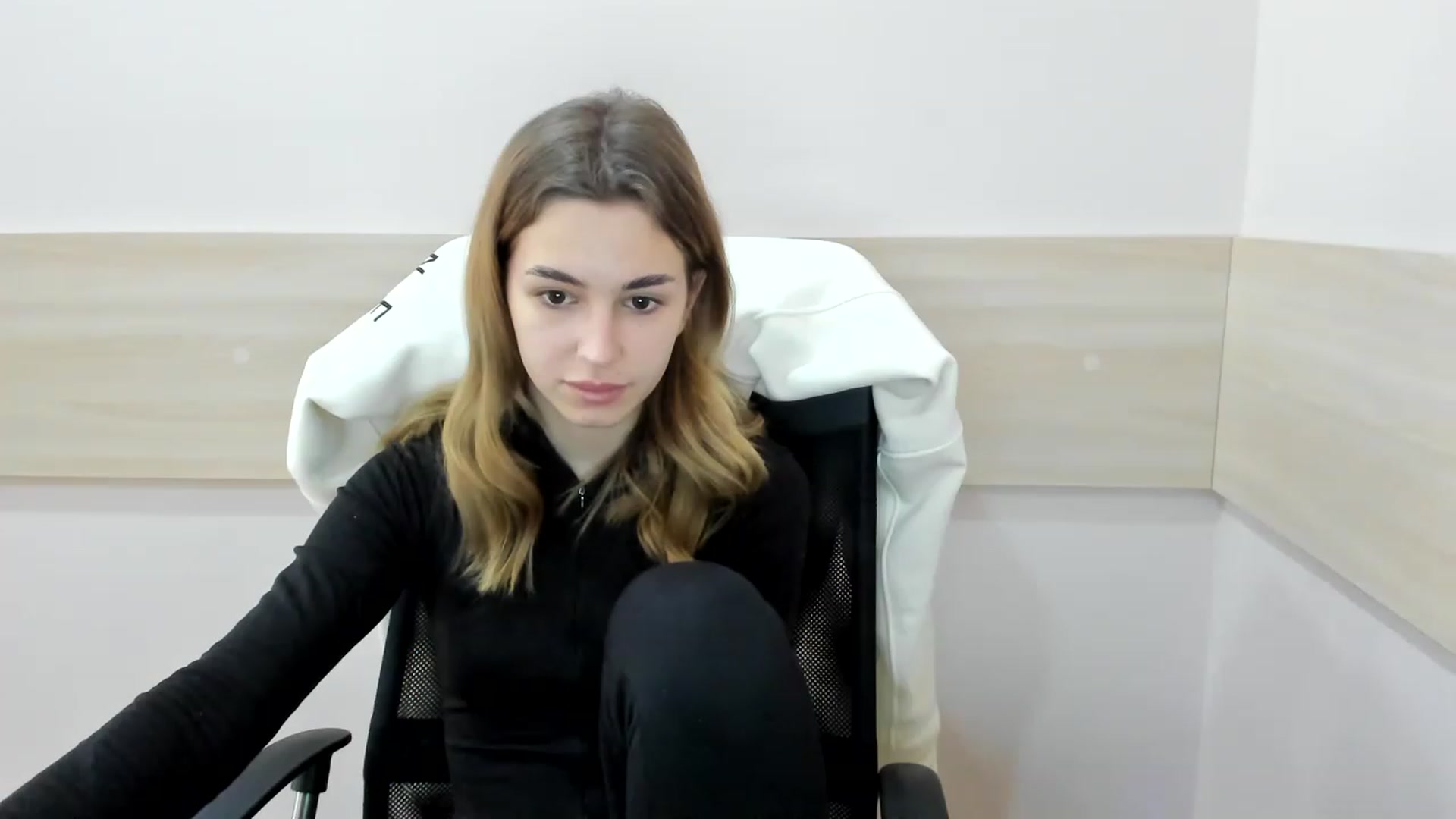 Gallery image thumbnail from Alice_Graysi's myfreecams stream on, 02/14/2023, 10:39 image 14 of 20