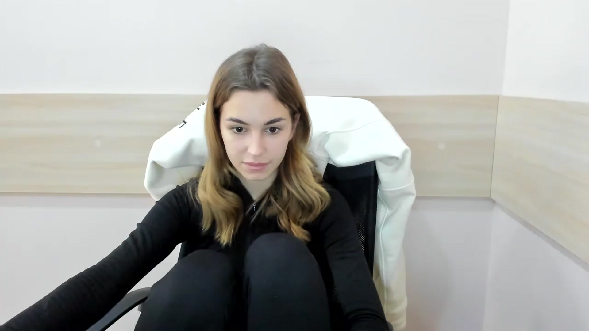 Gallery image thumbnail from Alice_Graysi's myfreecams stream on, 02/14/2023, 10:39 image 19 of 20
