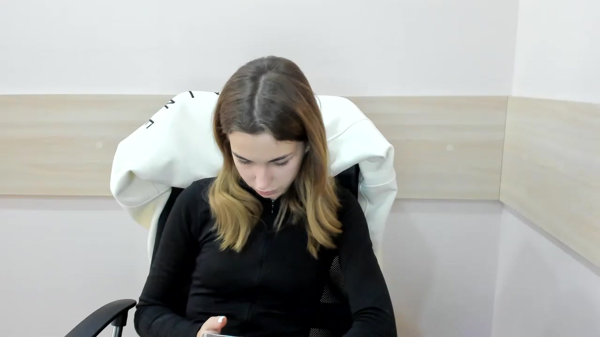 Gallery image thumbnail from Alice_Graysi's myfreecams stream on, 02/14/2023, 10:39 image 4 of 20