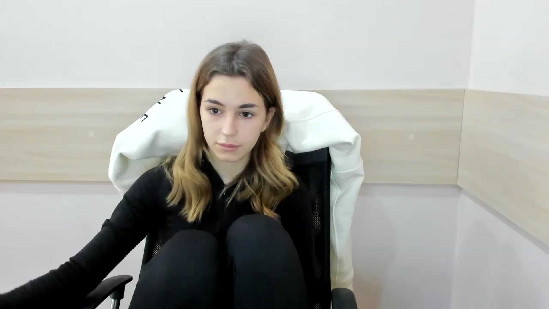 Gallery image thumbnail from Alice_Graysi's myfreecams stream on, 02/14/2023, 10:39 image 17 of 20