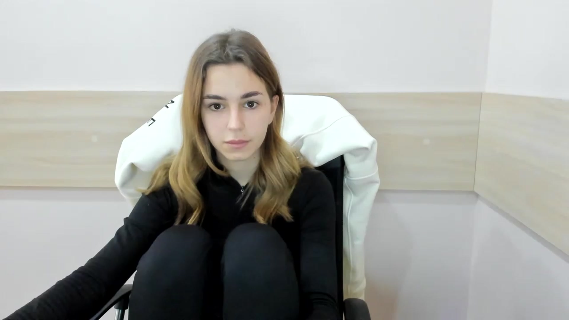 Gallery image thumbnail from Alice_Graysi's myfreecams stream on, 02/14/2023, 10:39 image 7 of 20