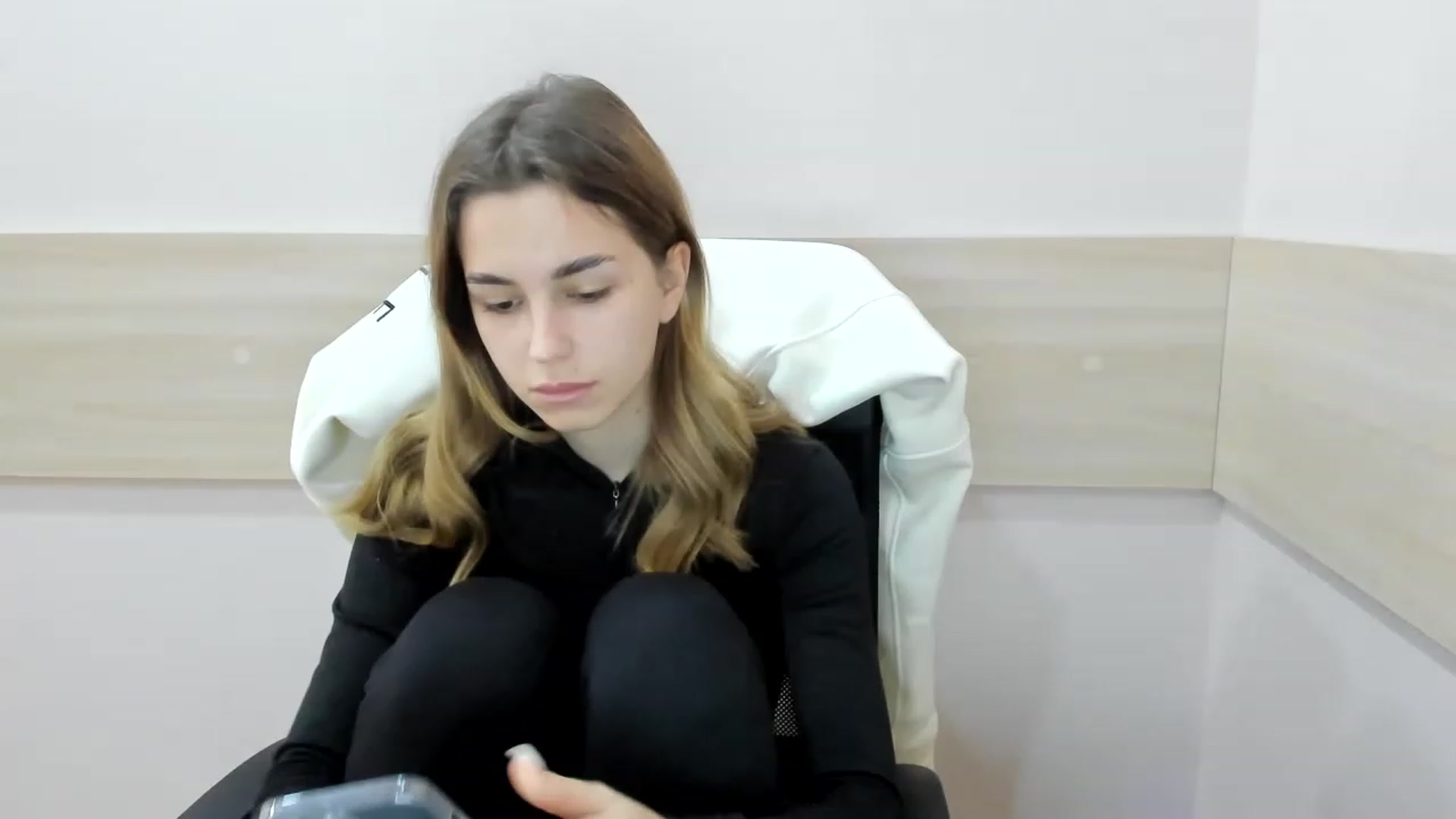 Gallery image thumbnail from Alice_Graysi's myfreecams stream on, 02/14/2023, 10:39 image 6 of 20