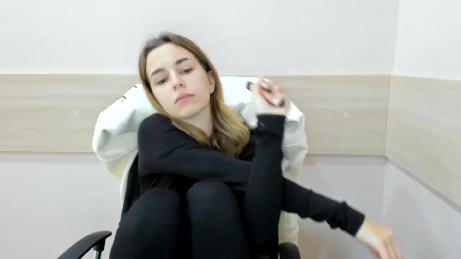 Gallery image thumbnail from Alice_Graysi's myfreecams stream on, 02/14/2023, 10:39 image 16 of 20