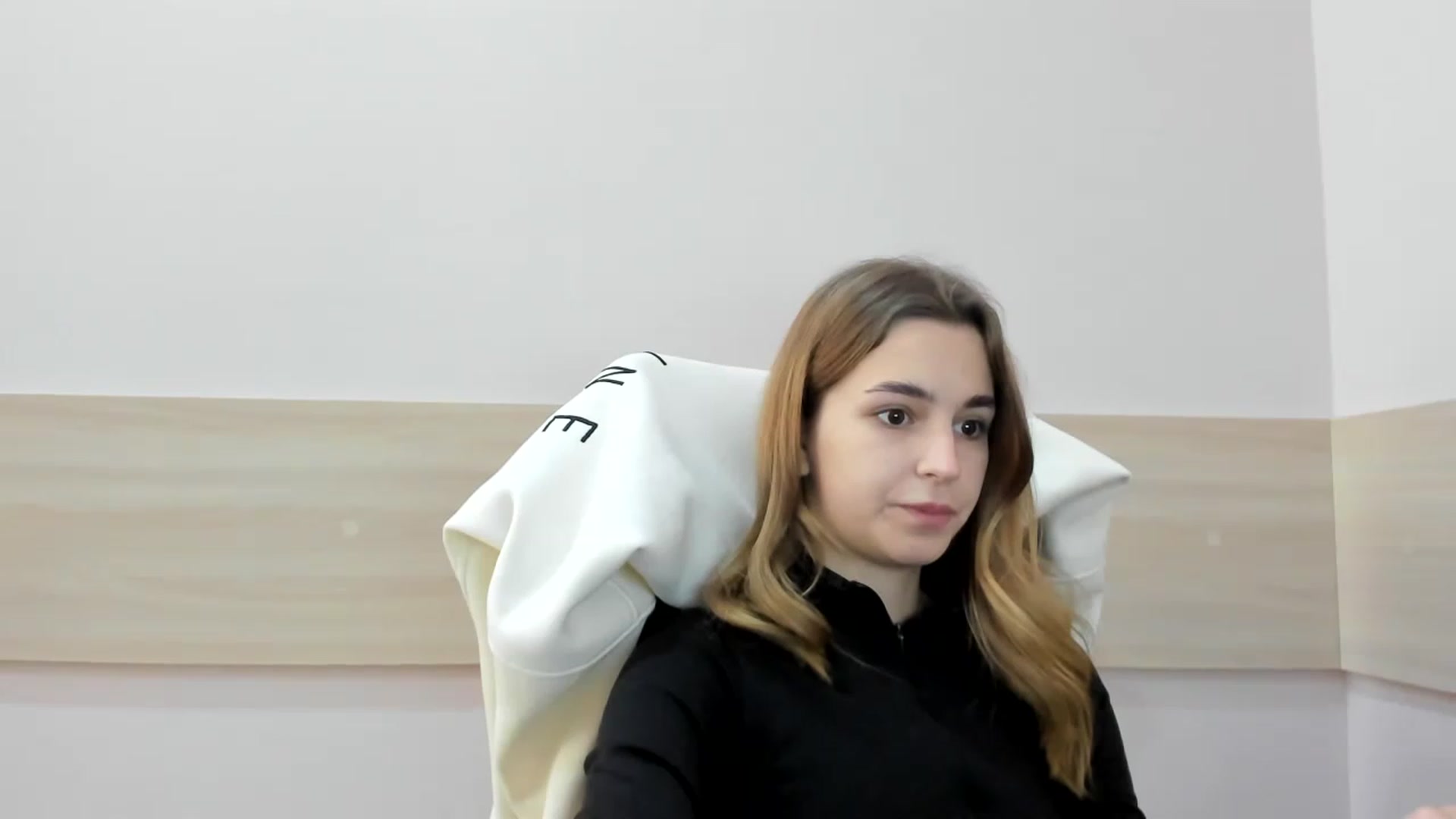 Gallery image thumbnail from Alice_Graysi's myfreecams stream on, 02/14/2023, 11:43 image 14 of 20