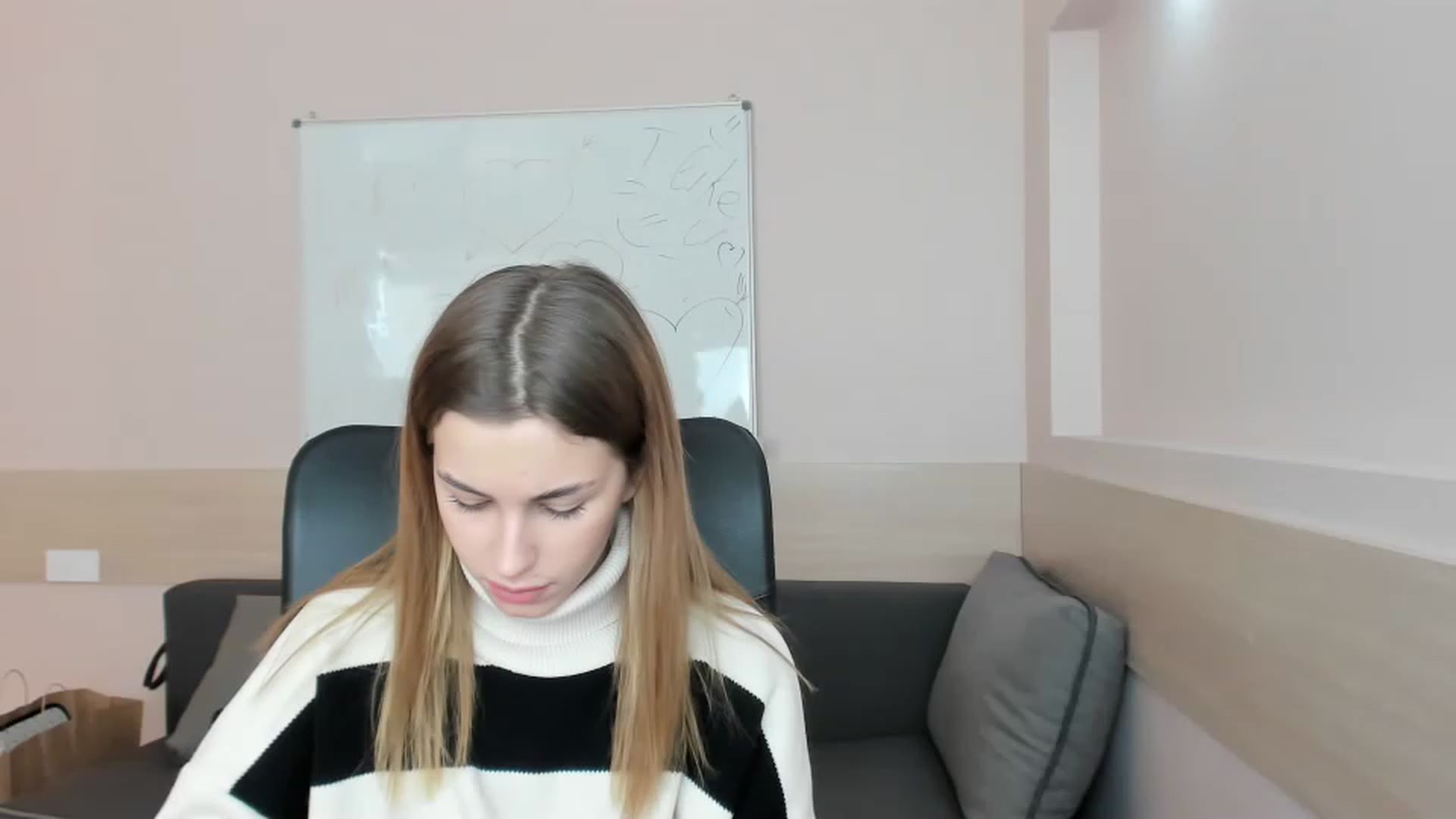 Gallery image thumbnail from Alice_Graysi's myfreecams stream on, 02/22/2023, 13:51 image 3 of 20