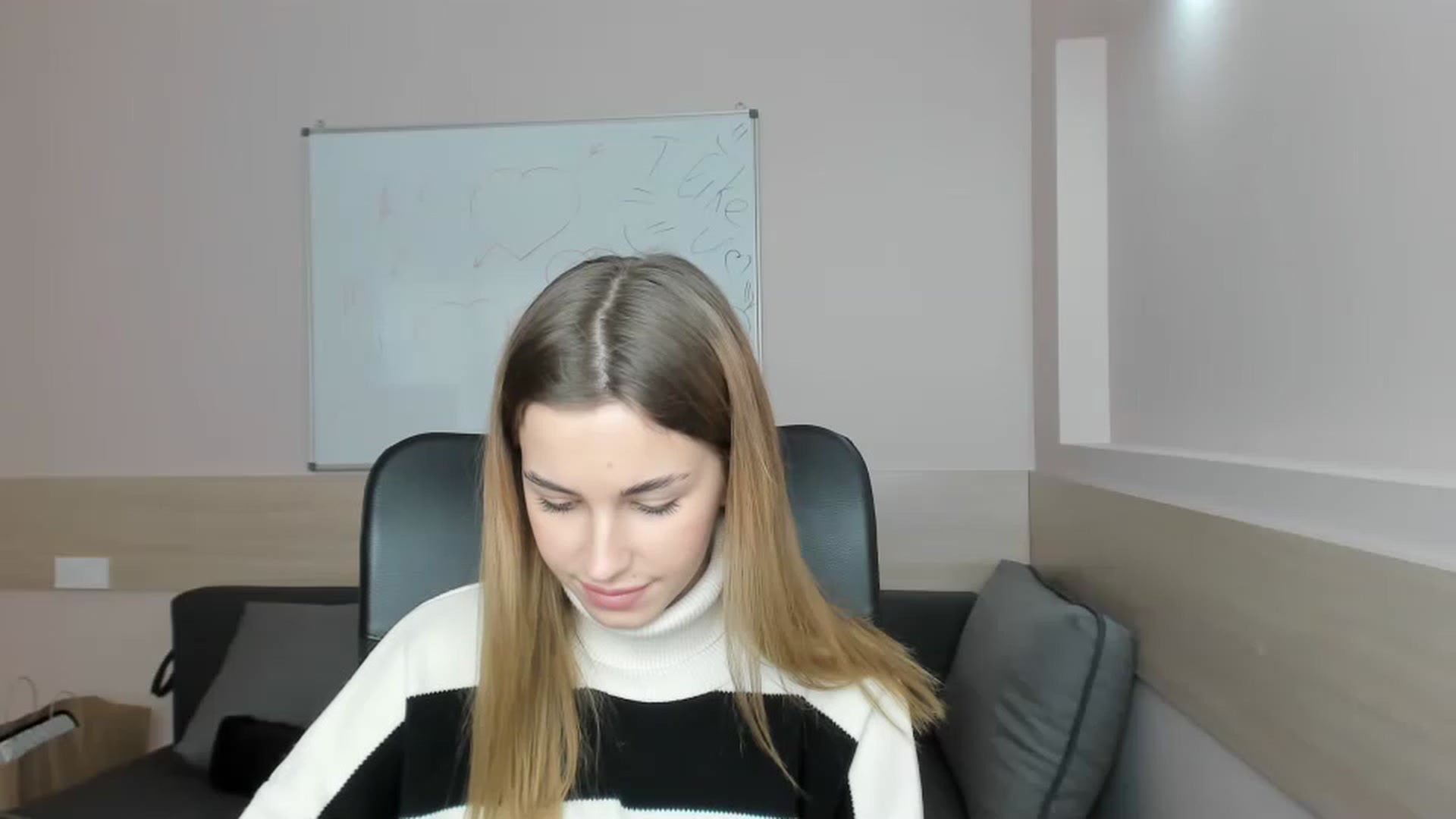Gallery image thumbnail from Alice_Graysi's myfreecams stream on, 02/22/2023, 13:51 image 13 of 20