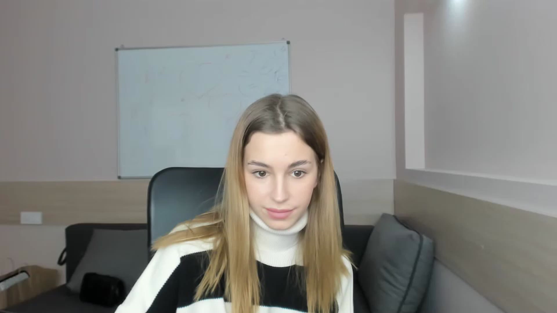 Gallery image thumbnail from Alice_Graysi's myfreecams stream on, 02/22/2023, 13:51 image 17 of 20
