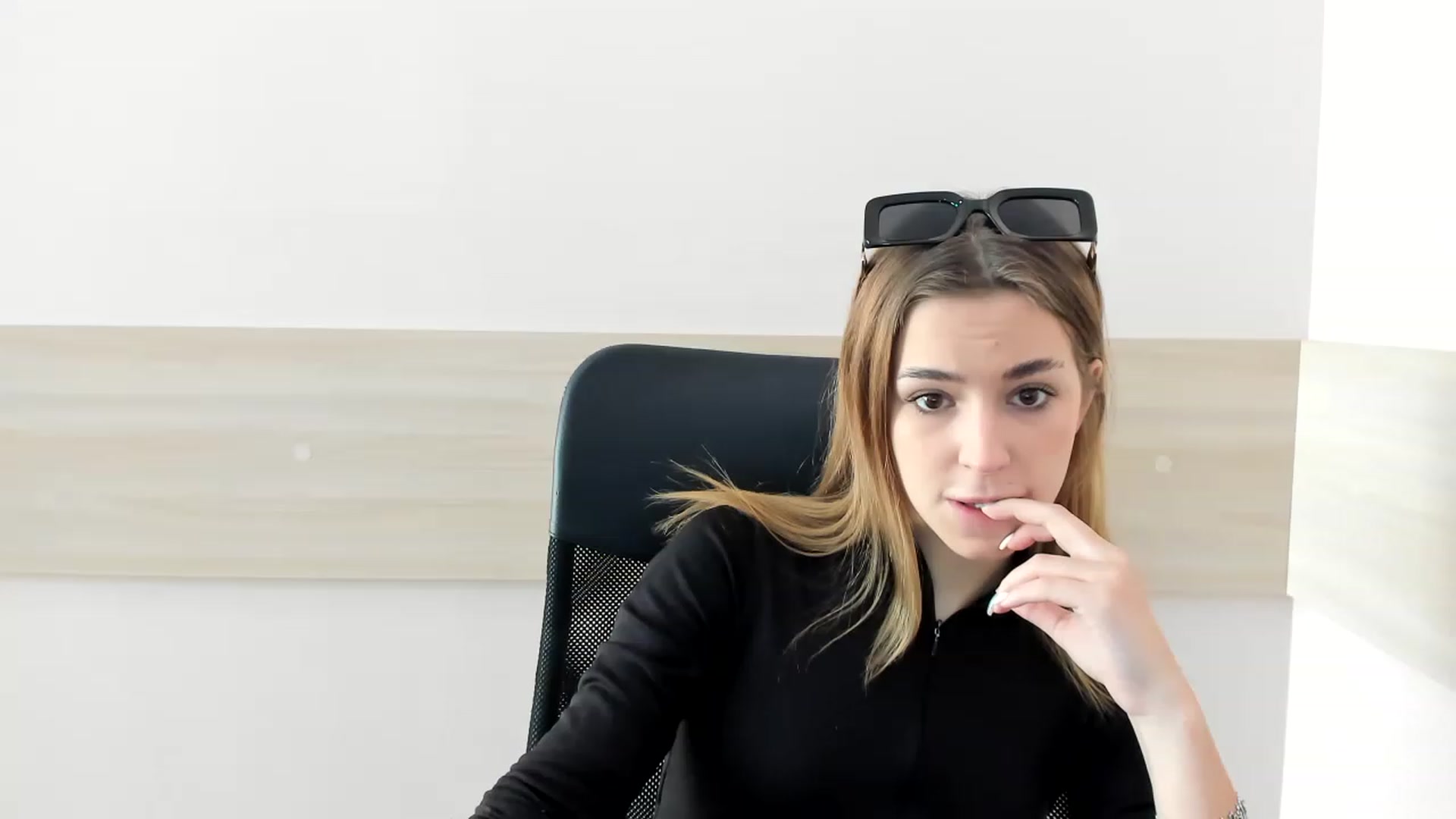 Gallery image thumbnail from Alice_Graysi's myfreecams stream on, 02/23/2023, 12:57 image 7 of 20