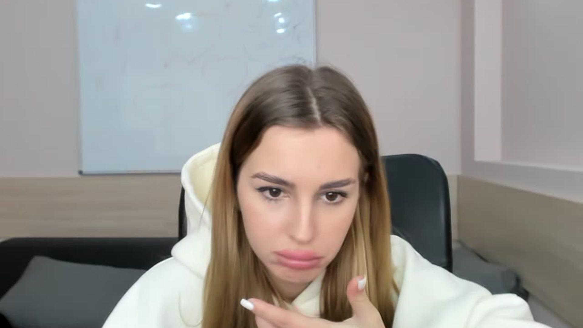 Gallery image thumbnail from Alice_Graysi's myfreecams stream on, 02/24/2023, 13:21 image 7 of 20