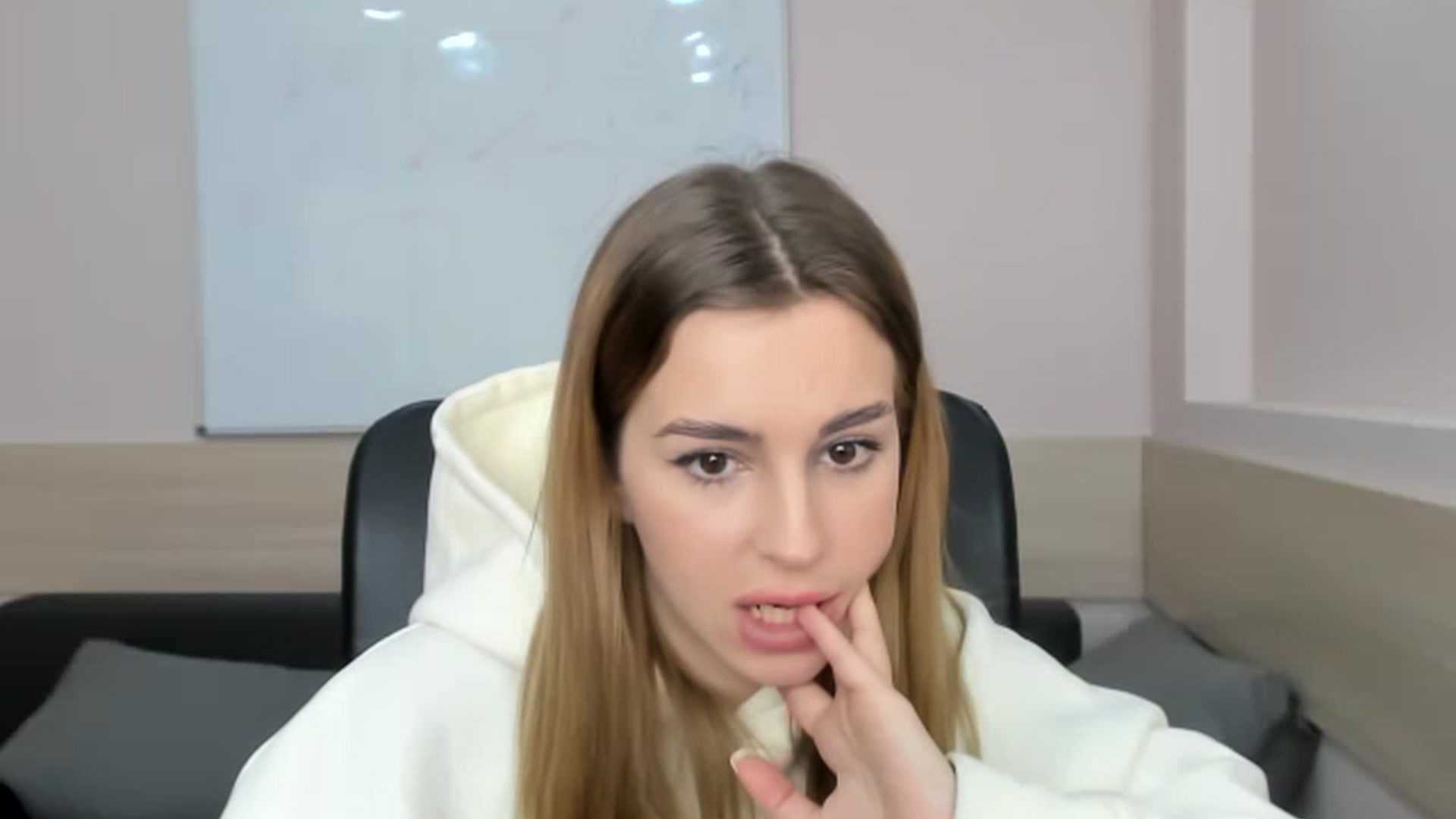 Gallery image thumbnail from Alice_Graysi's myfreecams stream on, 02/24/2023, 13:21 image 8 of 20