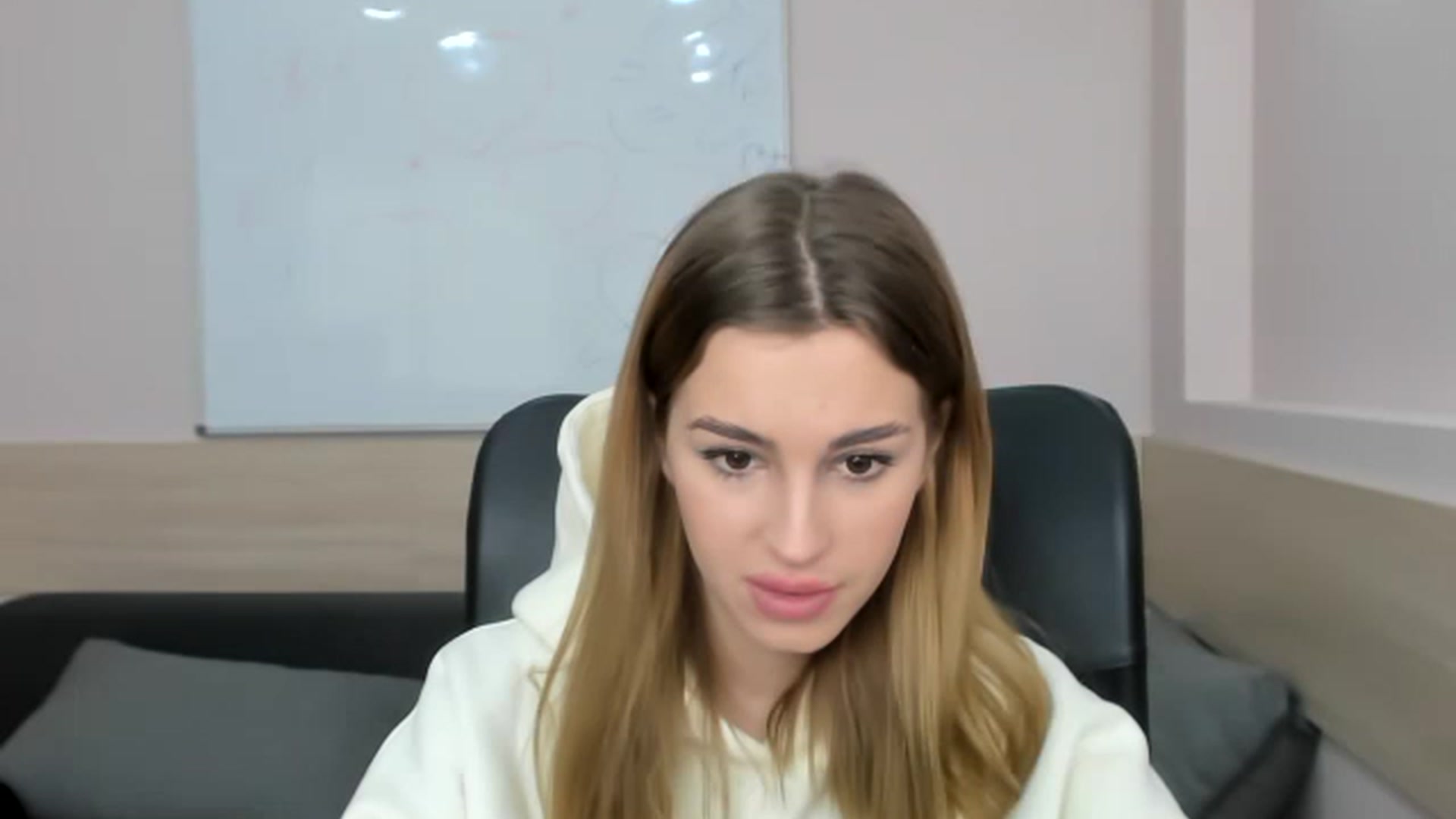 Gallery image thumbnail from Alice_Graysi's myfreecams stream on, 02/24/2023, 13:21 image 6 of 20
