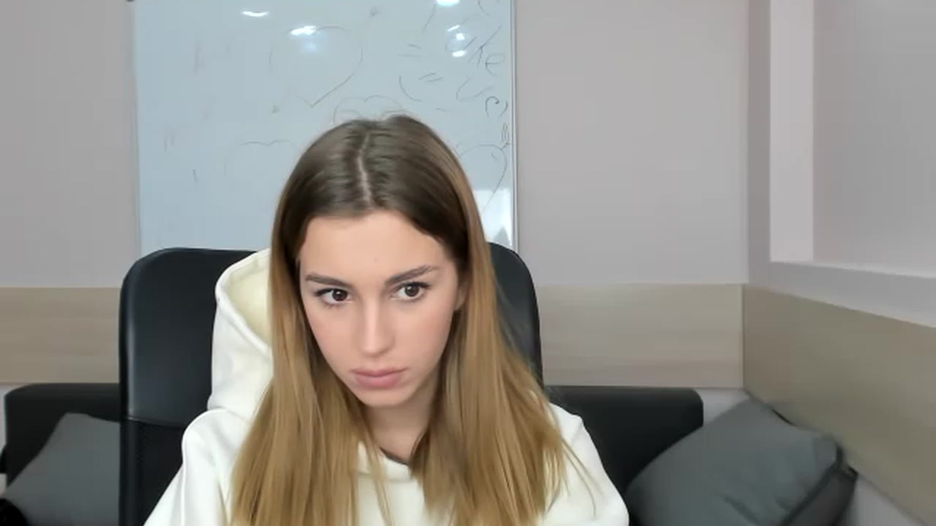 Gallery image thumbnail from Alice_Graysi's myfreecams stream on, 02/24/2023, 13:21 image 19 of 20