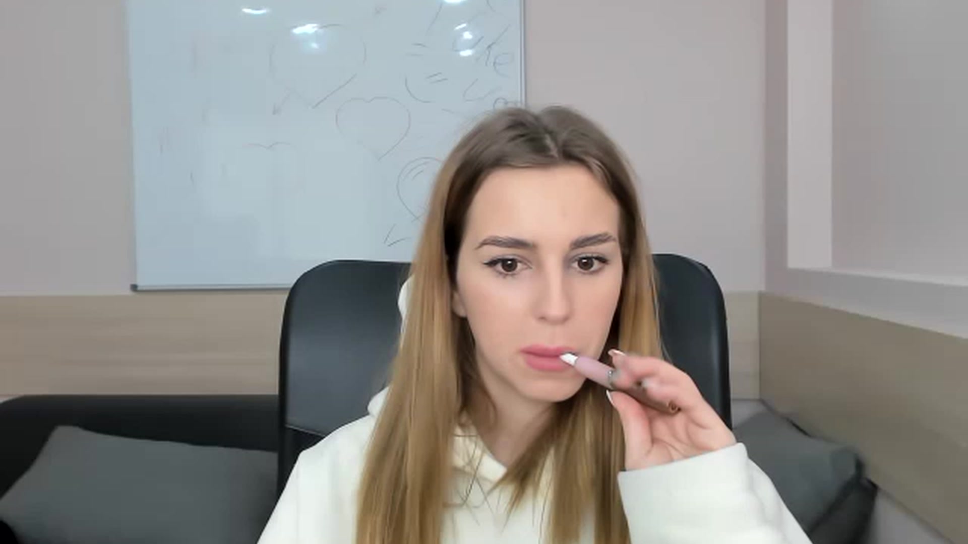 Gallery image thumbnail from Alice_Graysi's myfreecams stream on, 02/24/2023, 13:21 image 2 of 20