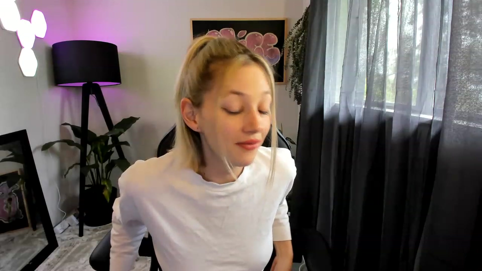 Gallery image thumbnail from Alice_NZ's myfreecams stream on, 11/18/2022, 03:19 image 14 of 20