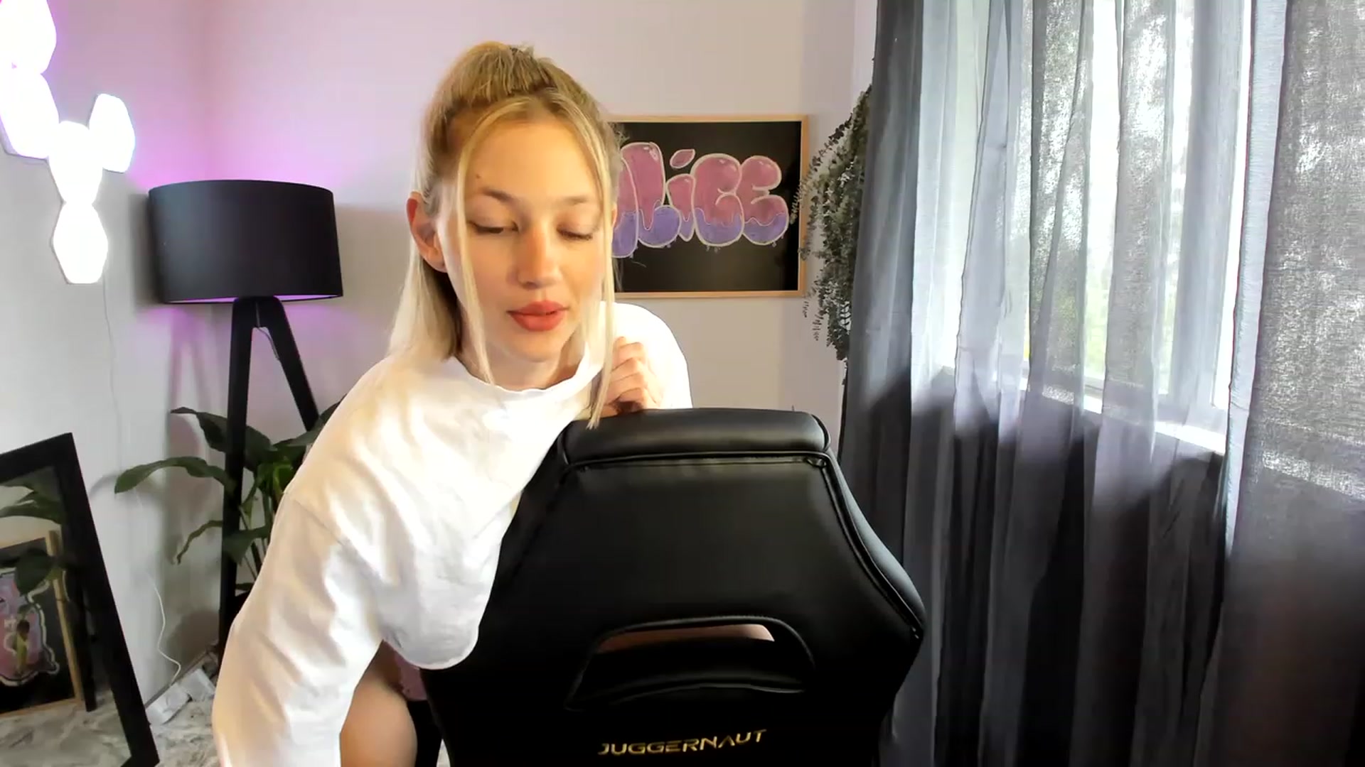 Gallery image thumbnail from Alice_NZ's myfreecams stream on, 11/18/2022, 03:19 image 10 of 20