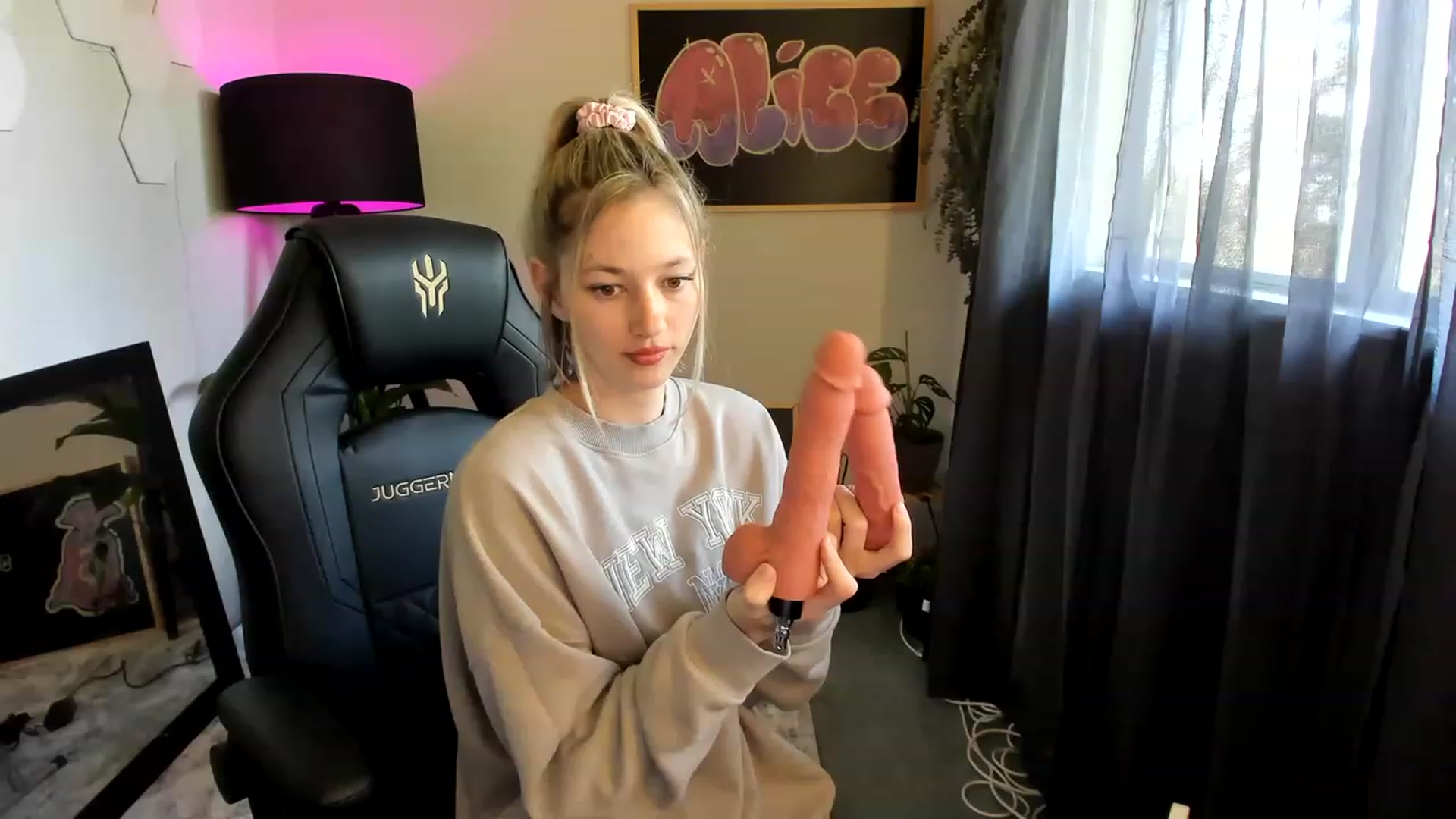Gallery image thumbnail from Alice_NZ's myfreecams stream on, 11/19/2022, 02:21 image 7 of 20