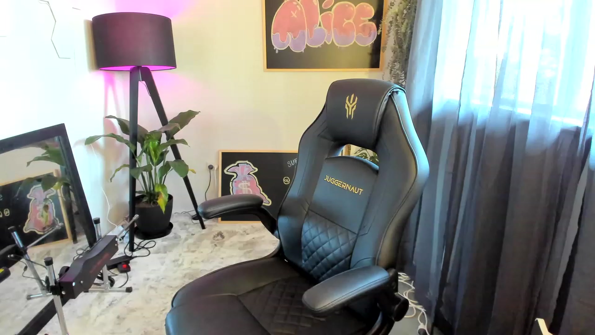 Gallery image thumbnail from Alice_NZ's myfreecams stream on, 11/19/2022, 03:03 image 17 of 20