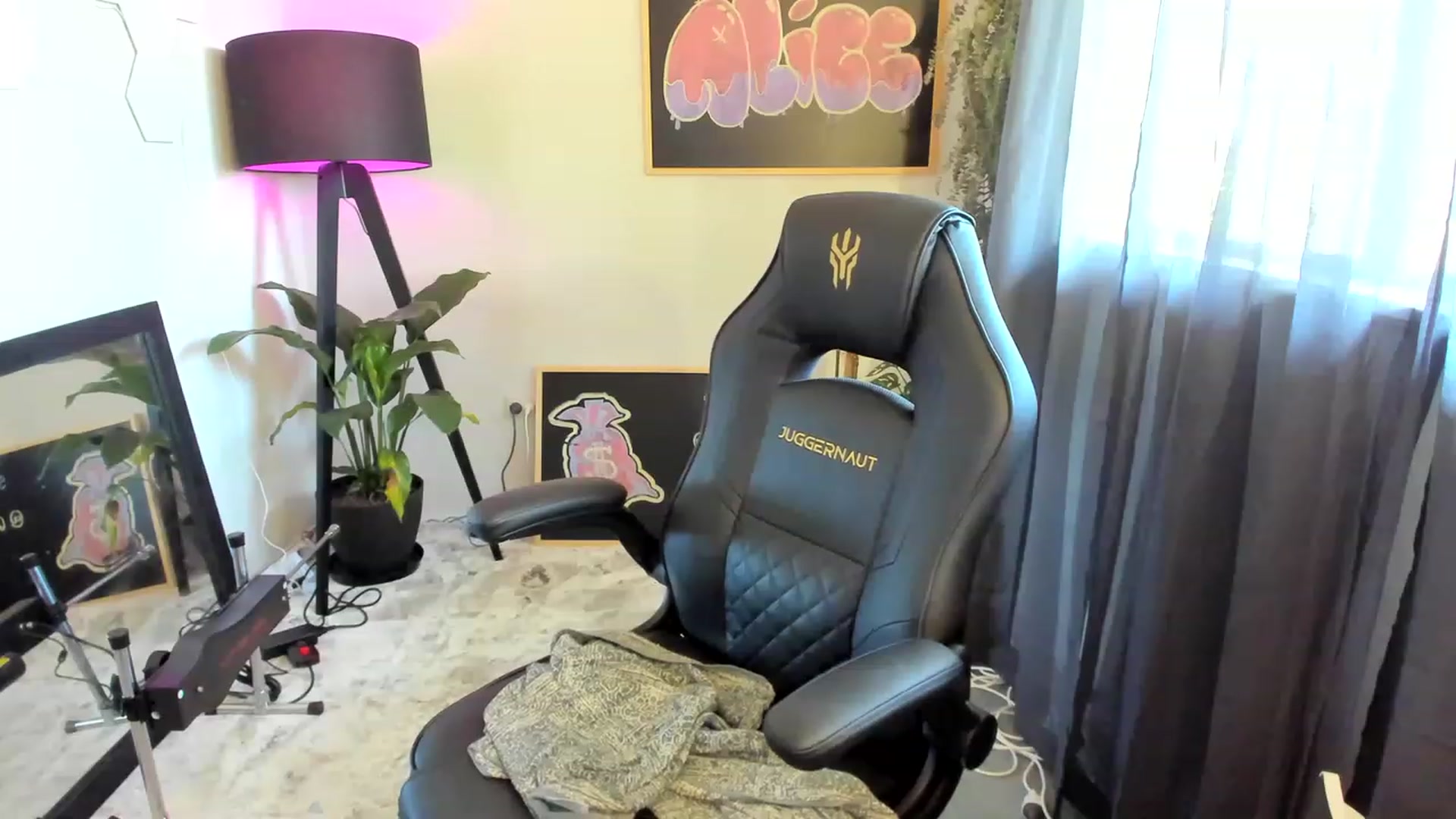 Gallery image thumbnail from Alice_NZ's myfreecams stream on, 11/19/2022, 03:03 image 16 of 20