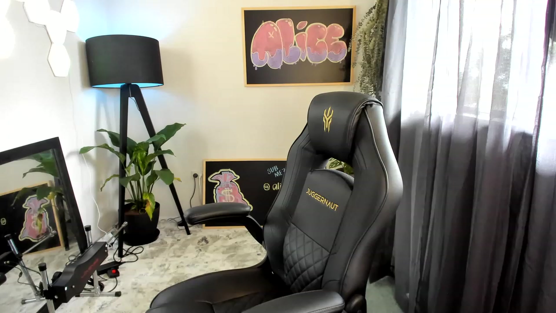 Gallery image thumbnail from Alice_NZ's myfreecams stream on, 11/20/2022, 01:37 image 17 of 20