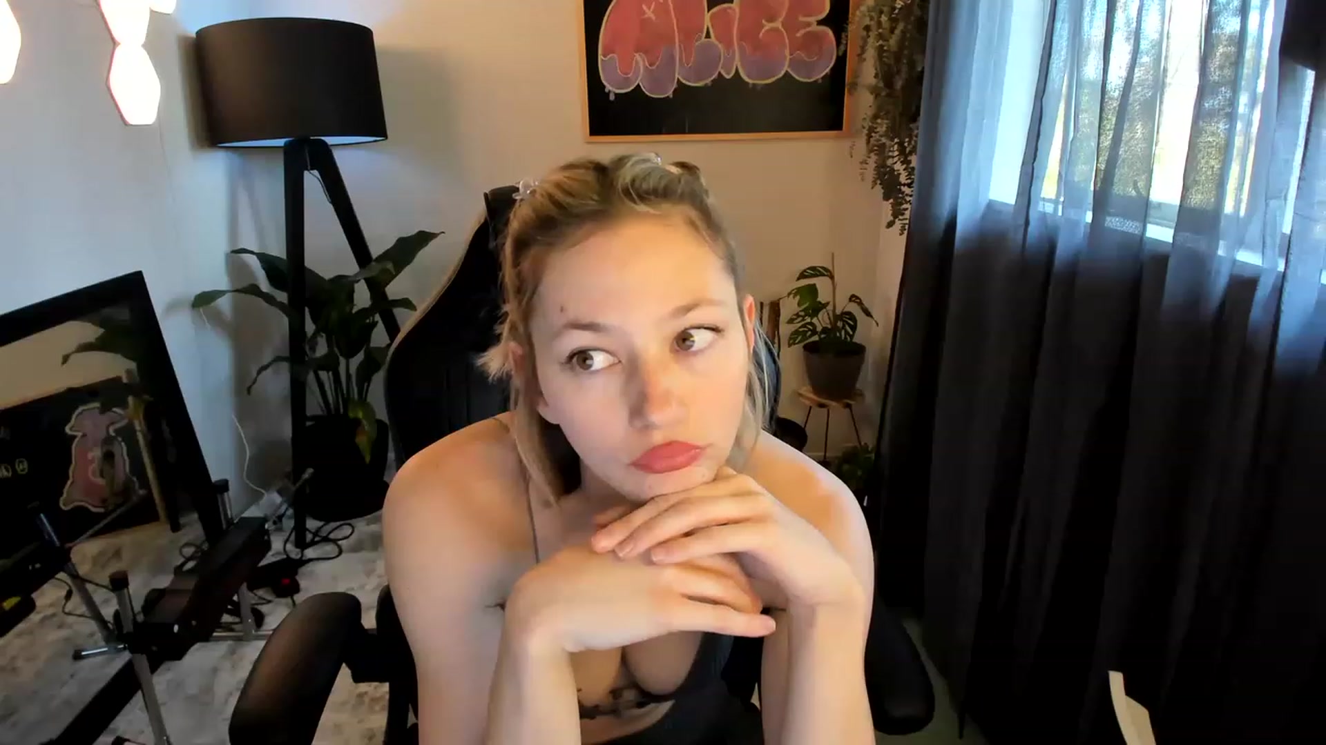 Gallery image thumbnail from Alice_NZ's myfreecams stream on, 11/24/2022, 04:01 image 19 of 20